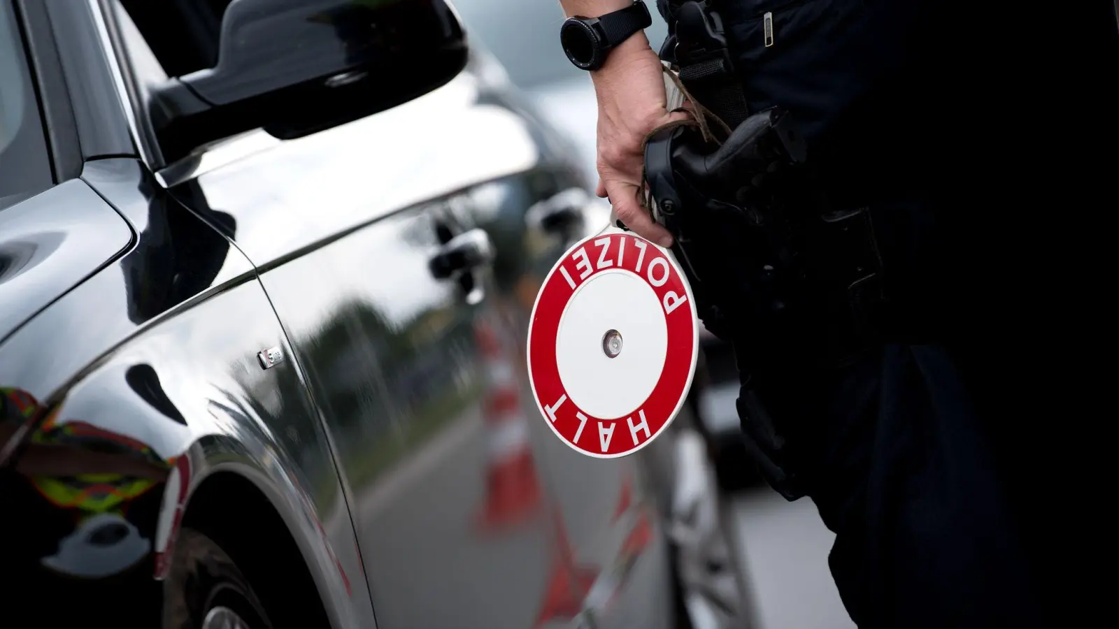 Anzeigen nach dem Waffen und Betäubungsmittelgesetz waren nur einige der Folgen, die die Kontrollen der Grenzpolizei Waidhaus am Wochenende für die Betroffenen nach sich zogen.  (Symbolbild: Sven Hoppe/dpa)