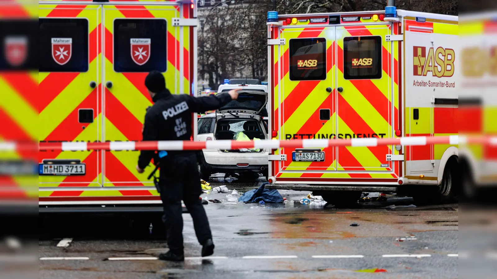 Rettungskräfte stehen in der Nähe des Einsatzortes. In der Münchner Innenstadt ist ein Fahrzeug in eine Menschengruppe gefahren. (Bild: Matthias Balk)