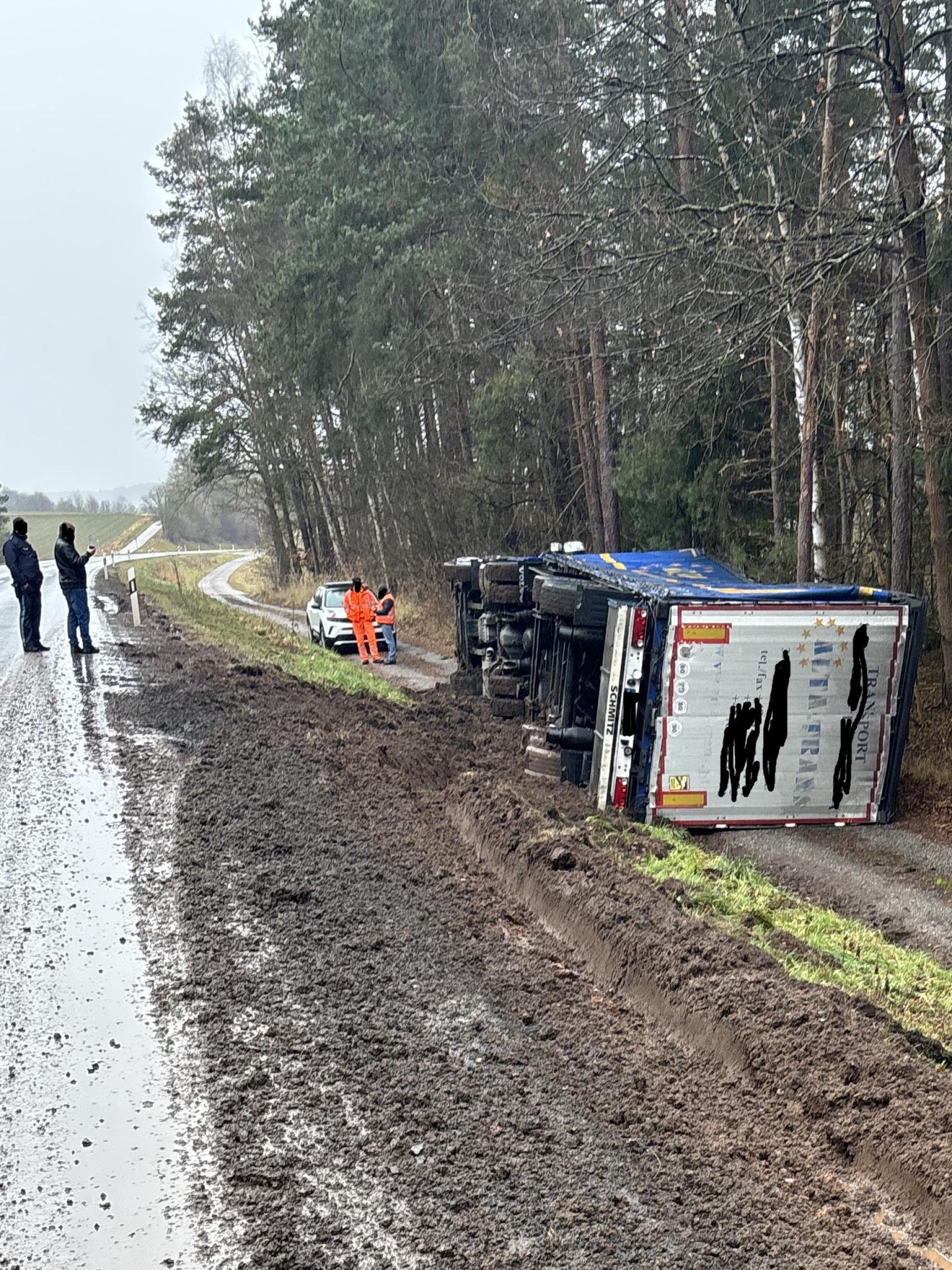 Der LKW kam von der Straße ab und musste anschließend von einer Spezialfirma bewegt werden. (Bild: Polizeiinspektion Neustadt a.d.Waldnaab, Franz, PHK)