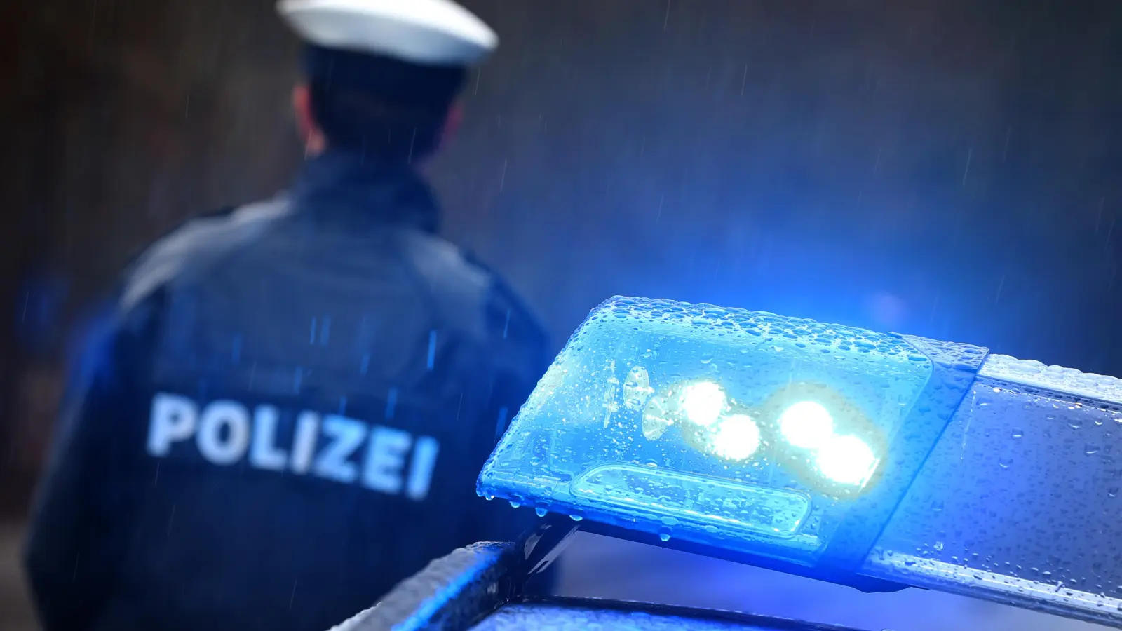 Die Schwandorfer Polizei nimmt einen Unfall auf, bei dem drei Personen verletzt worden sind. (Symbolbild: Karl-Josef Hildenbrand)