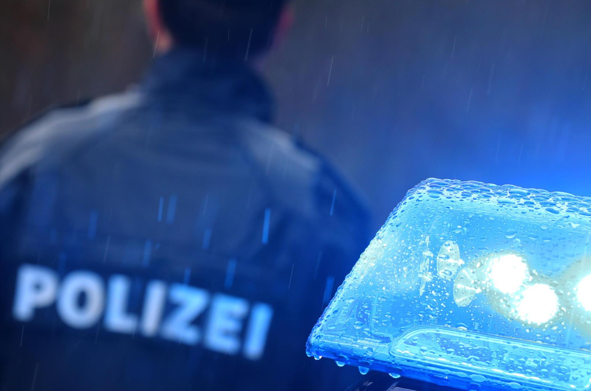 Ein Mann onanierte auf einem Gehweg in Regensburg vor einer Frau. Die Polizei sucht Zeugen. (Symbolbild: Karl-Josef Hildenbrand/dpa)
