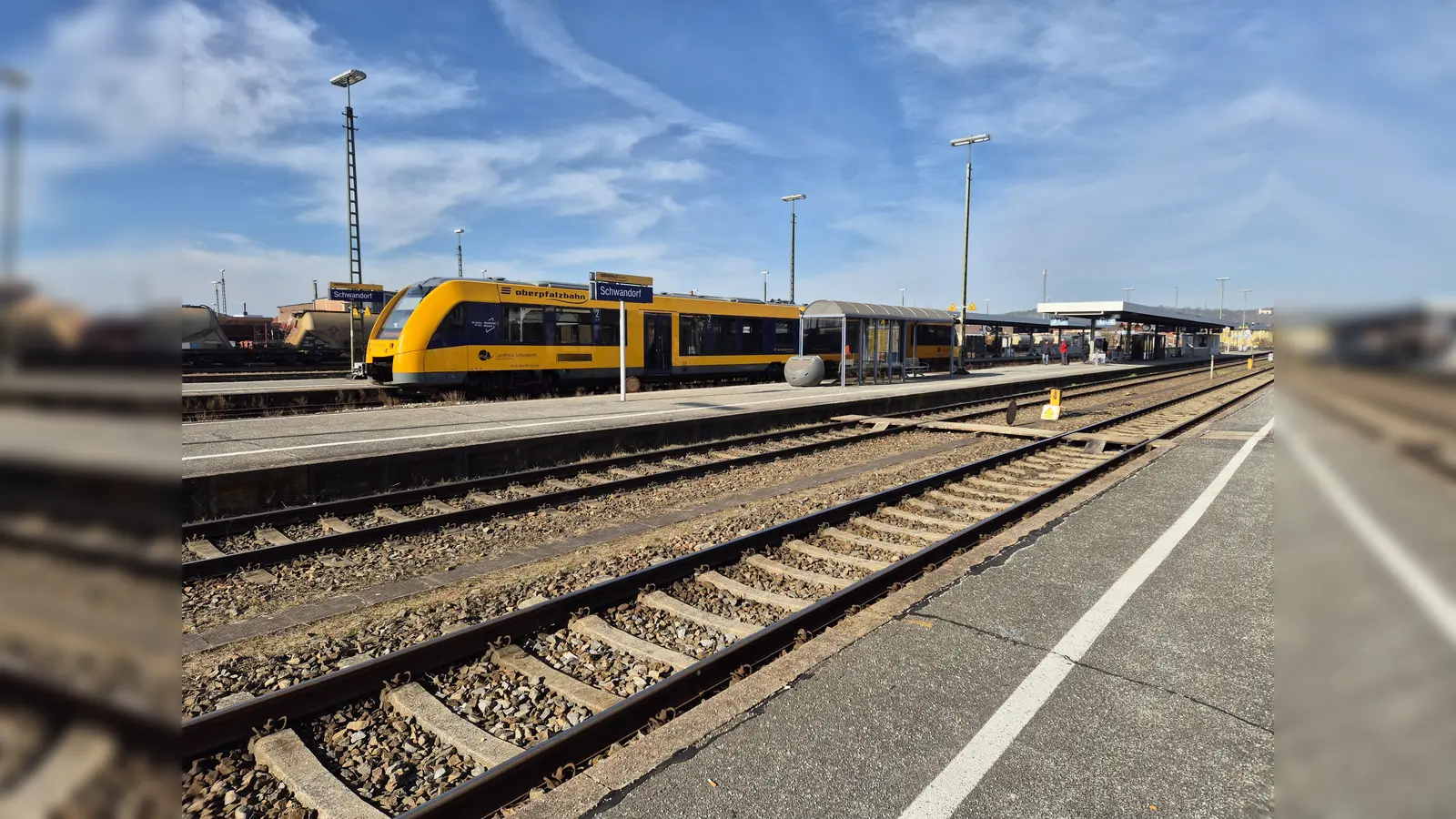 Der Zugverkehr am Bahnhof Schwandorf von und nach Regensburg läuft wieder planmäßig.  (Archivbild: Hösamer)