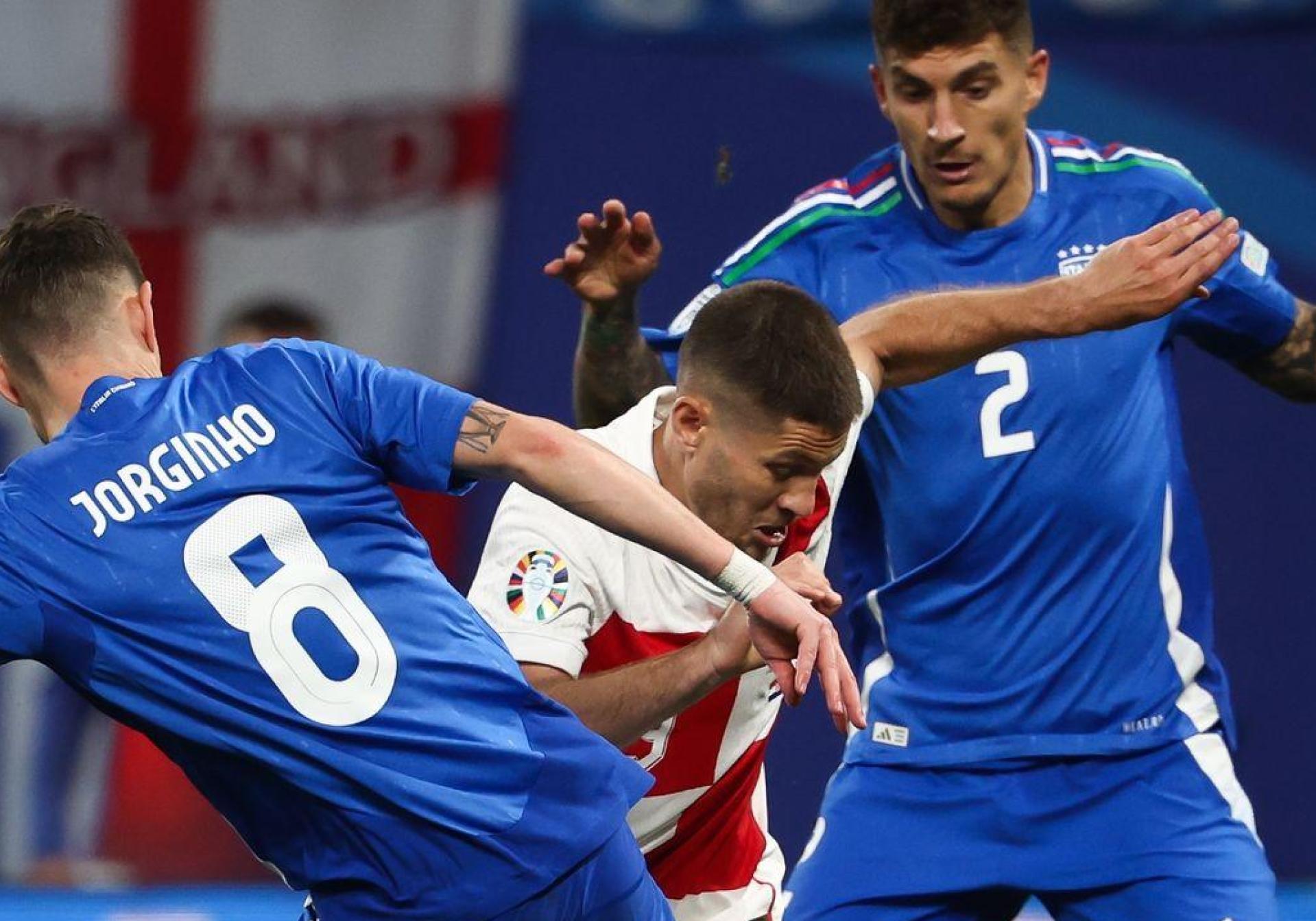 Die Italiener (blaue Trikots) sicherten sich durch ein spätes Remis gegen Kroatien das Achtelfinal-Ticket. (Bild: Jan Woitas/dpa)