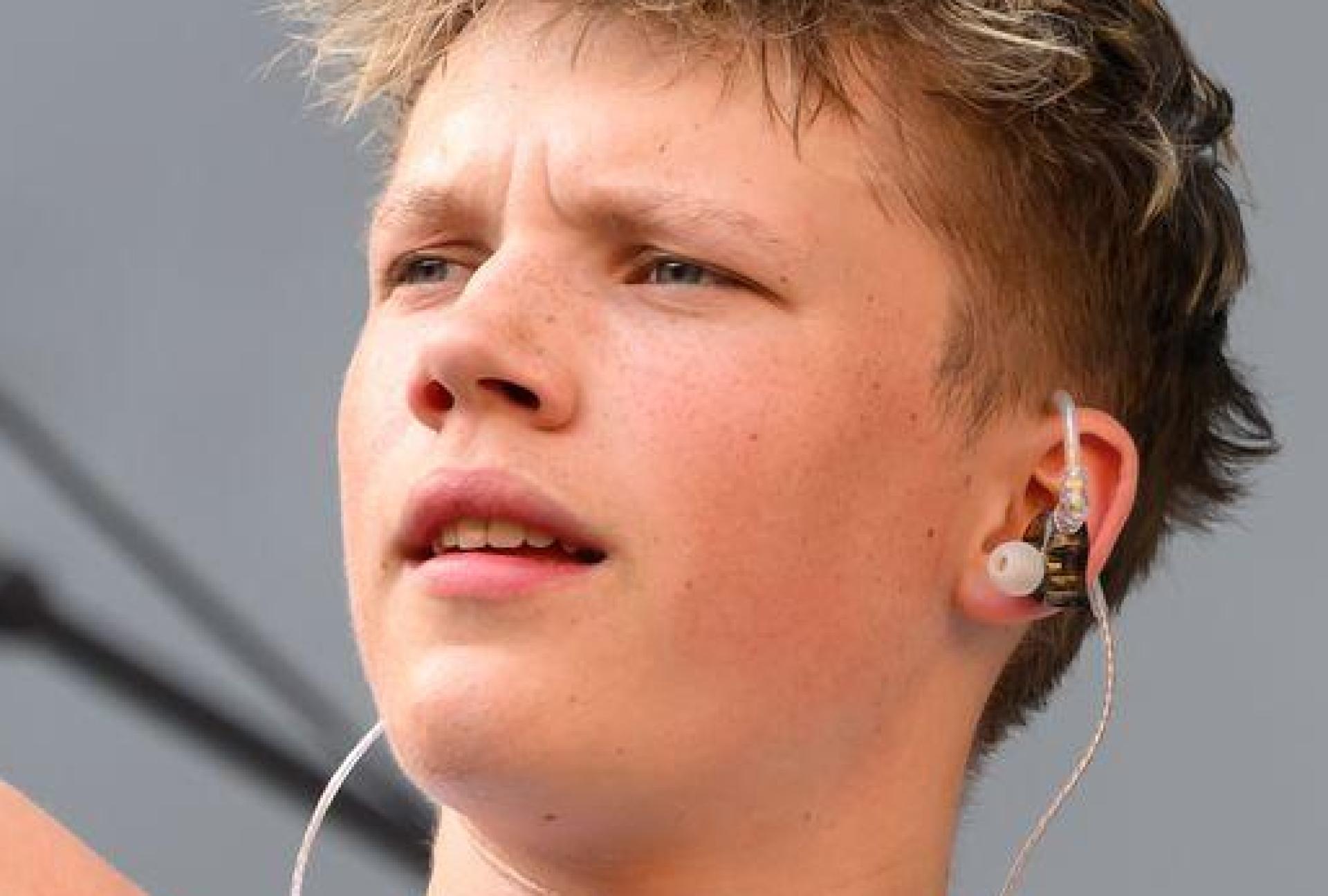 Im Dresdner Rudolf-Harbig-Stadion hat der erst 17-jährige Leipziger Rapper Yung Pepp im Vorprogramm von „Kraftklub“ vor über 30.000 Fans eröffnet.  (Bild: Robert Michael/dpa)