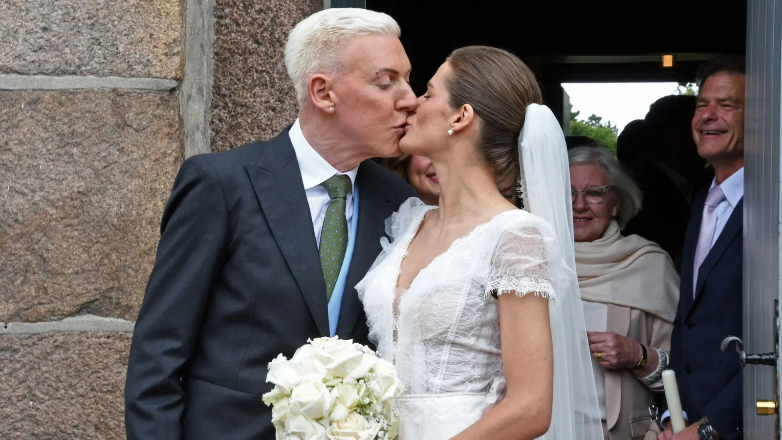 H.P. Baxxter und seine frisch angetraute Ehefrau Sara nach der Hochzeit auf Sylt. (Bild: Lea Sarah Albert/dpa)