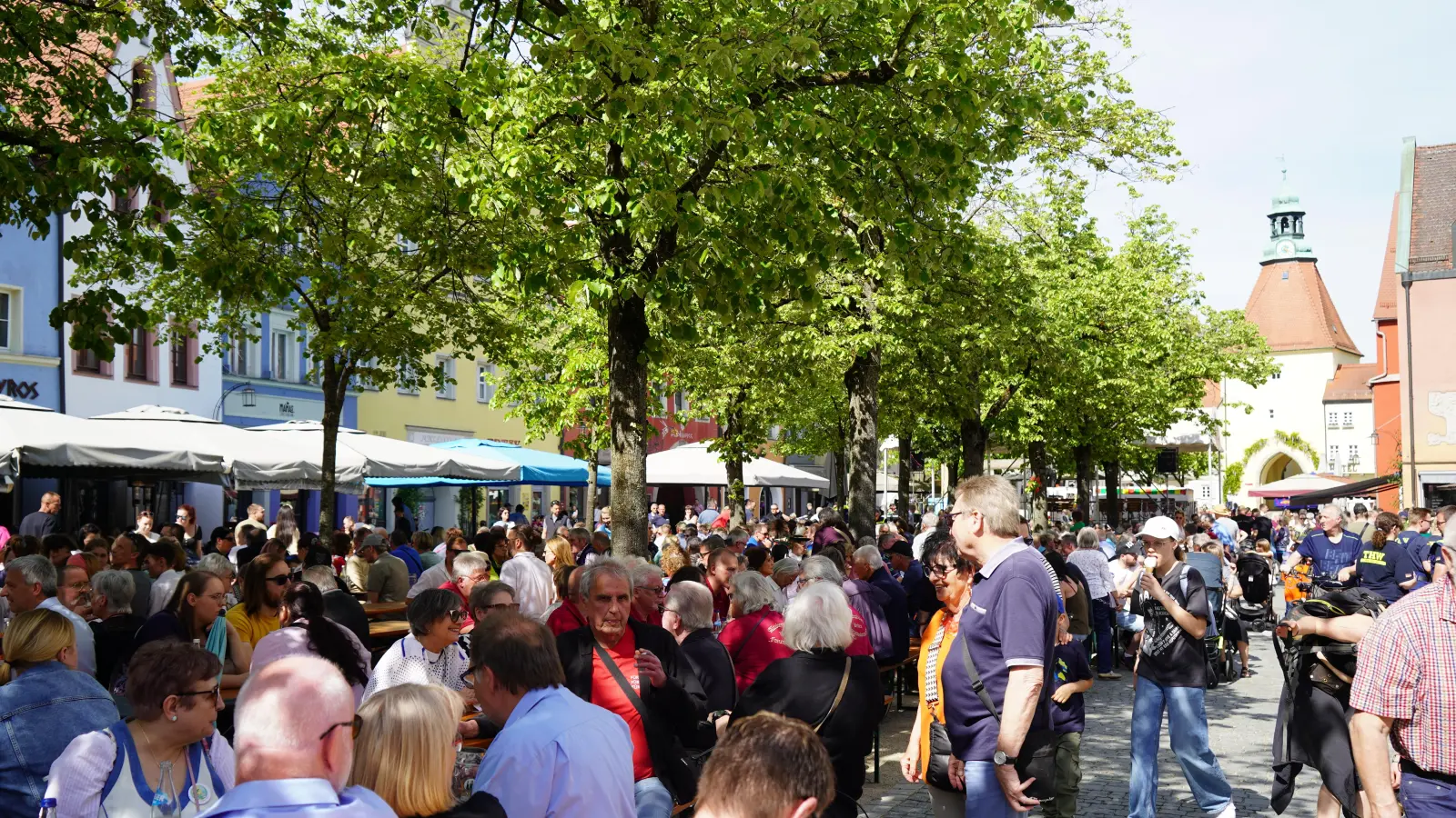 So war das Maibaumaufstellen in Weiden. (Bild: mcl)