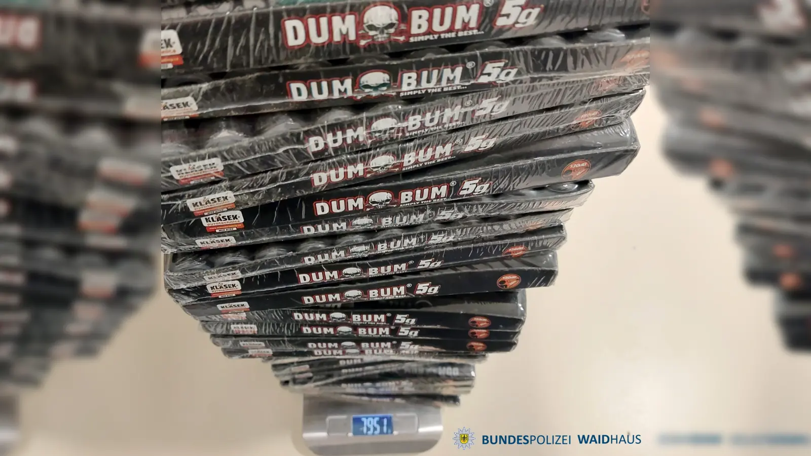 Die Bundespolizei Waidhaus hat18 Kilogramm verbotene Pyrotechnik bei Grenzkontrollen entdeckt. (Bild: Bundespolizei)