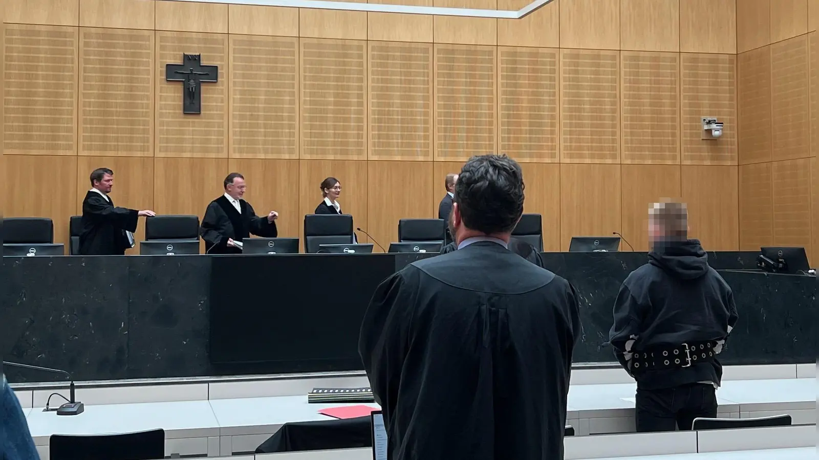 Im Juni 2025 griff ein 22-Jähriger bei einer Kolping-Freizeit in Altendorf bei Pressath mehrere Menschen mit einem Messer an, verletzte sie zum Teil lebensgefährlich. Jetzt verurteilte ihn die Schwurgerichtskammer unter Vorsitz von Richter Markus Fillinger zu einer Haftstrafe von zehn Jahren.  (Bild: juh)