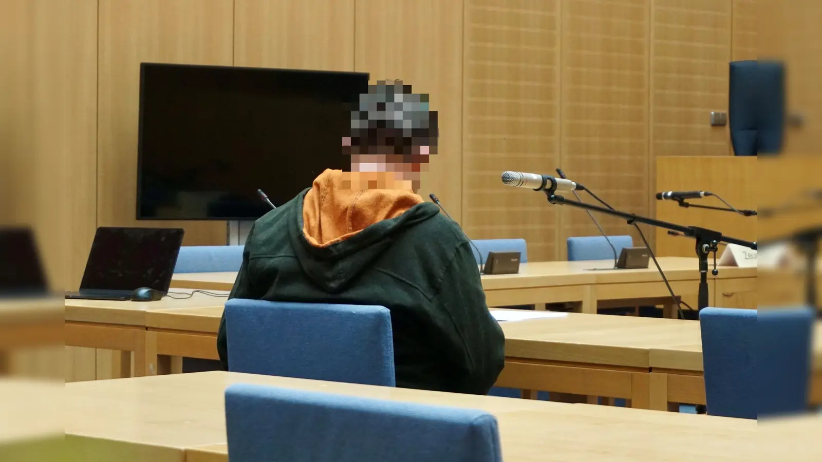Der 41-jährige Angeklagte beim Prozessauftakt vor dem Landgericht Weiden. (Bild: jut)