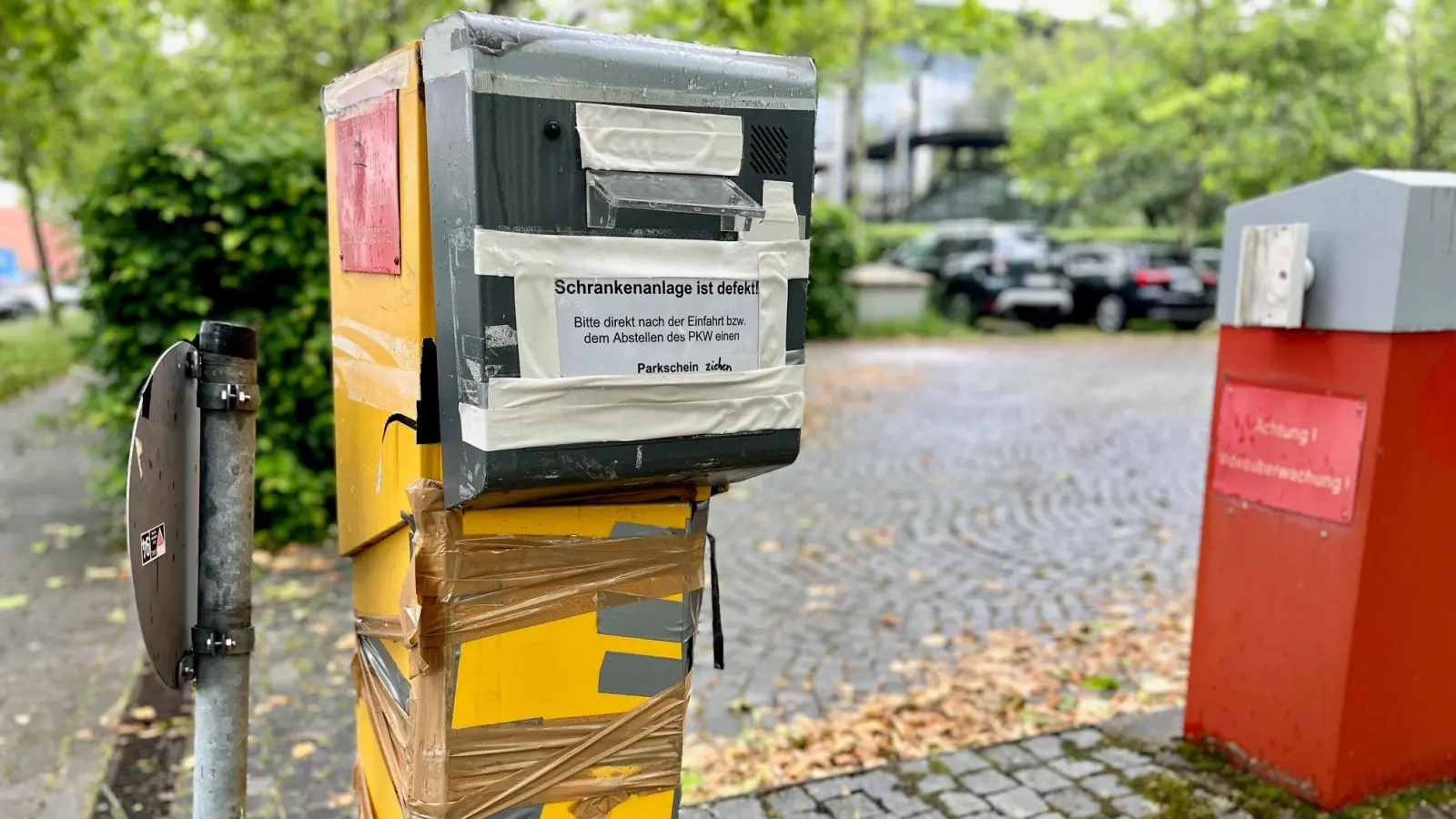 Die Überreste der kaputten Schrankenanlage stehen noch auf dem Parkplatz vor der Weidener Max-Reger-Halle. (Bild: Gabi Schönberger)