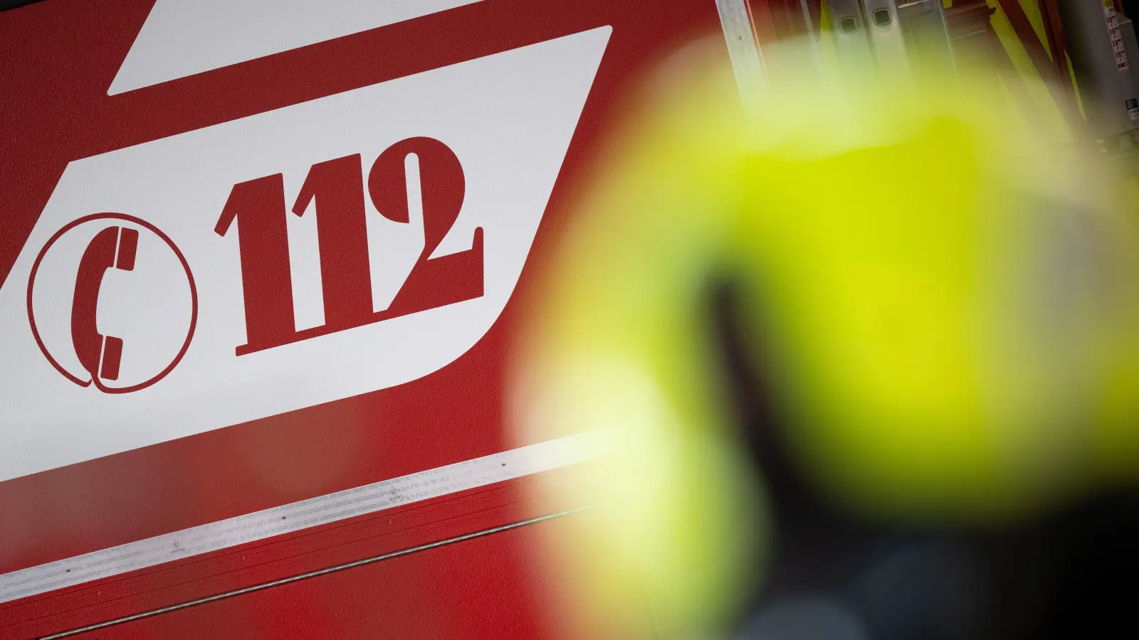 „112” steht auf einem Einsatzwagen der Feuerwehr.  (Symbolbild: Sebastian Gollnow/dpa)