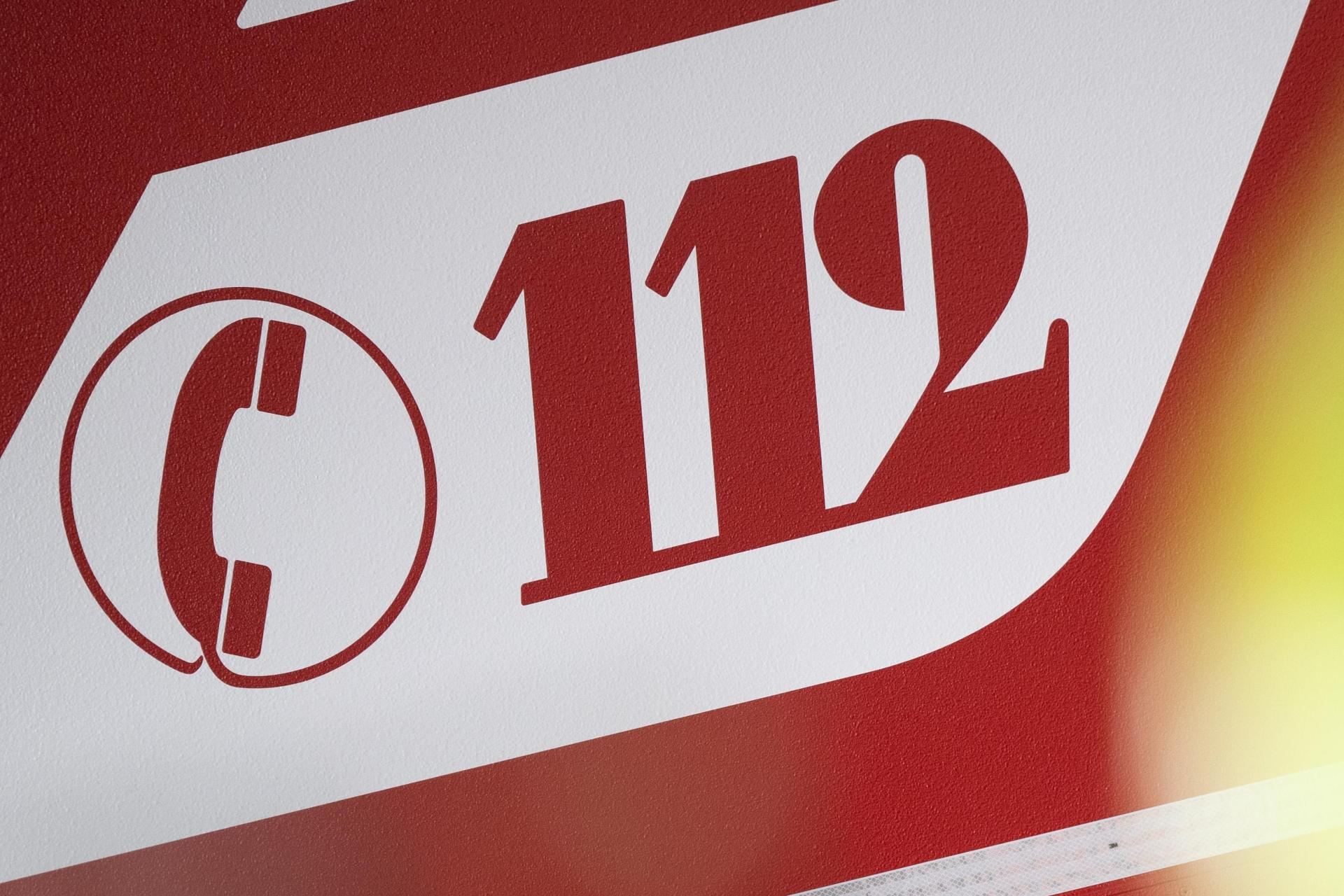 „112” steht auf einem Einsatzwagen der Feuerwehr.  (Symbolbild: Sebastian Gollnow/dpa)