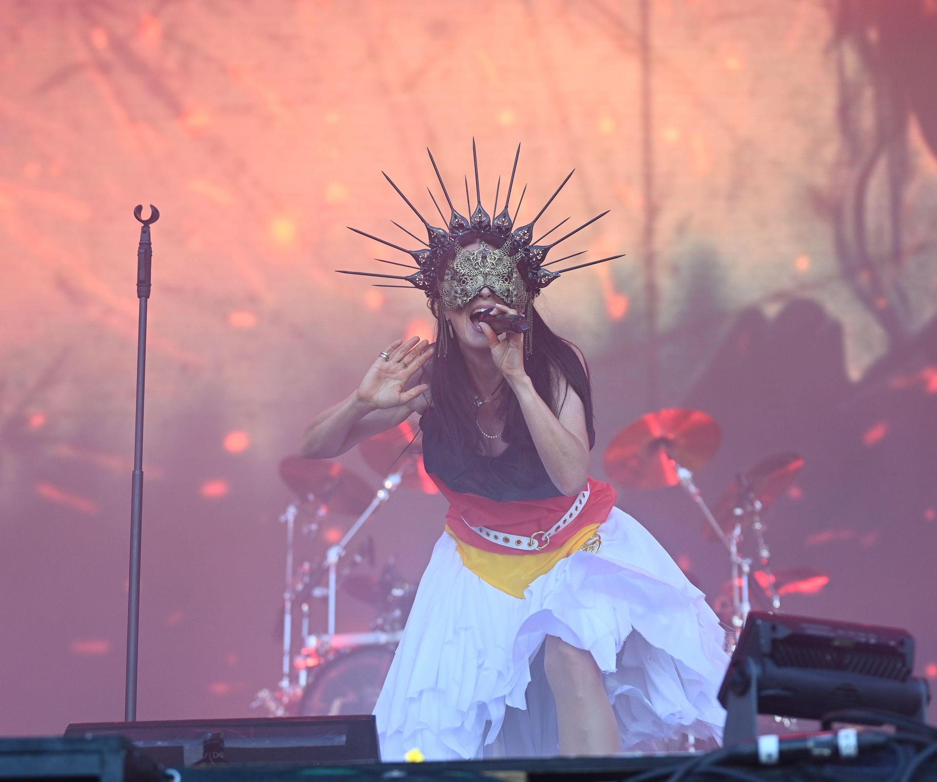 Glasklarer Sirenengesang von Symphonic-Rockerin Sharon den Adel. (Bild: Tobias Schwarzmeier)
