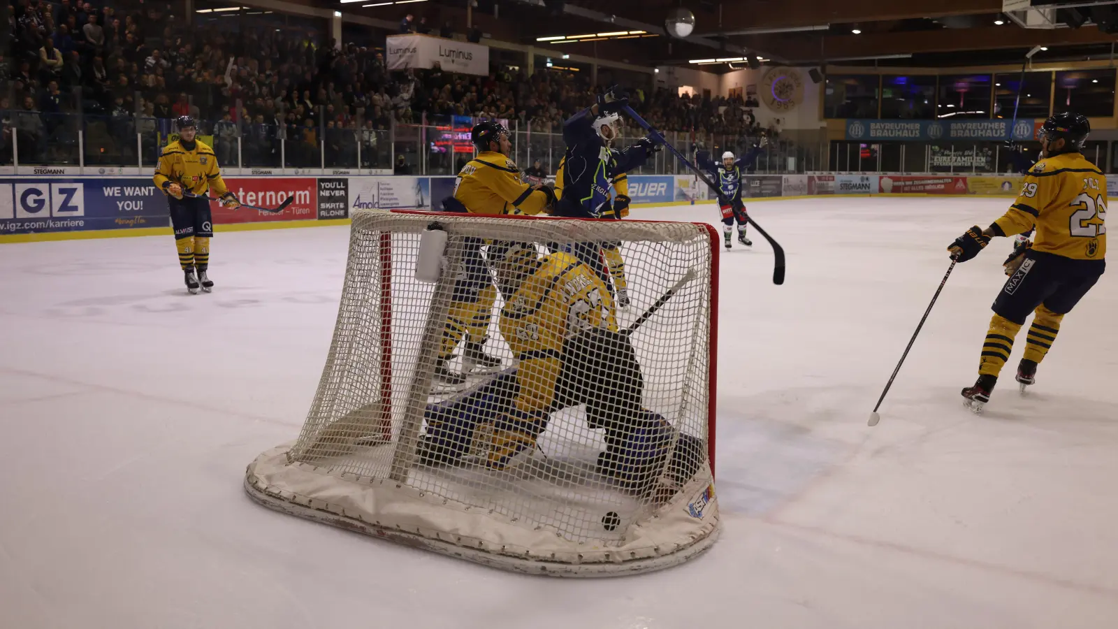 Szenen aus dem ersten Play-off-Halbfinale in der Eishockey-Oberliga zwischen den Blue Devils Weiden und den Tilburg Trappers. (Bild: Tobias Neubert)