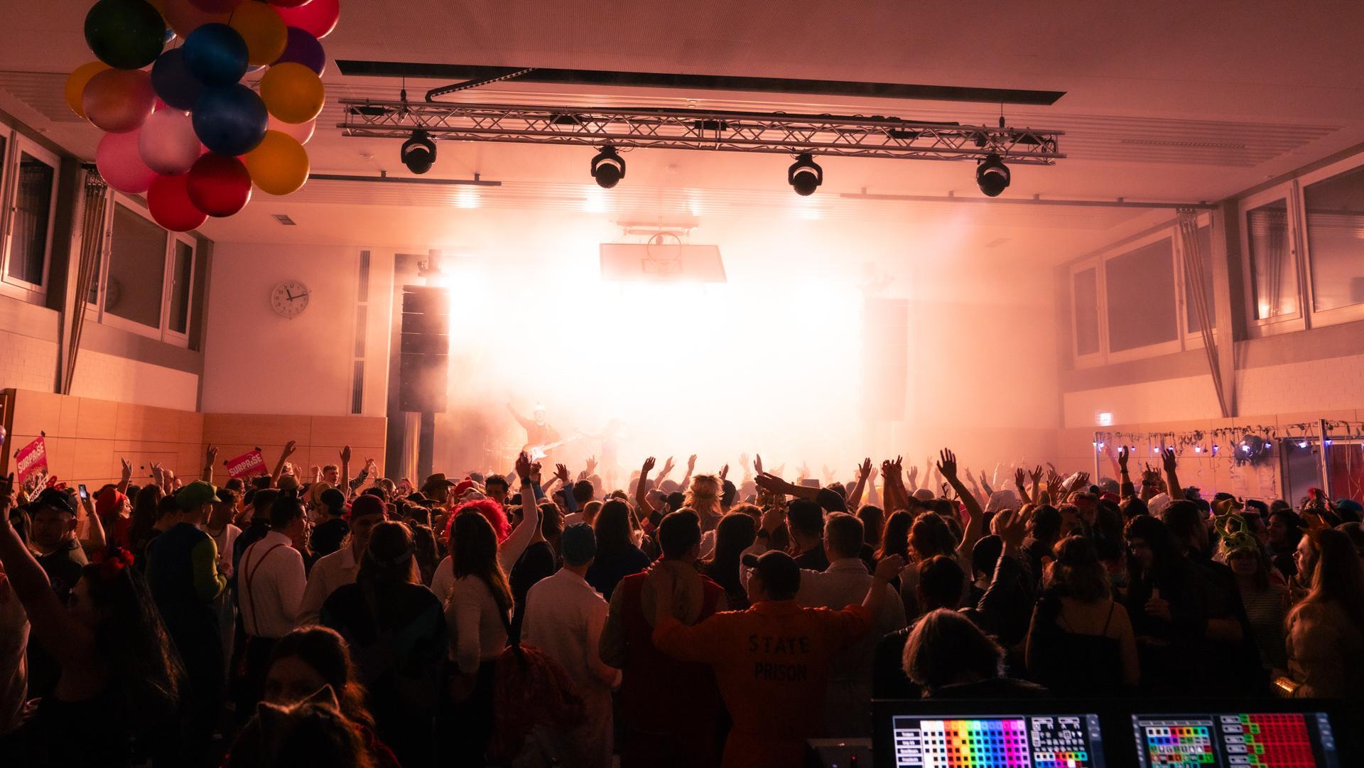 Am Sportlerball in Schirmitz gings mit Vollgas weiter im Faschingstreiben.  (Bild: Hannes Stock)