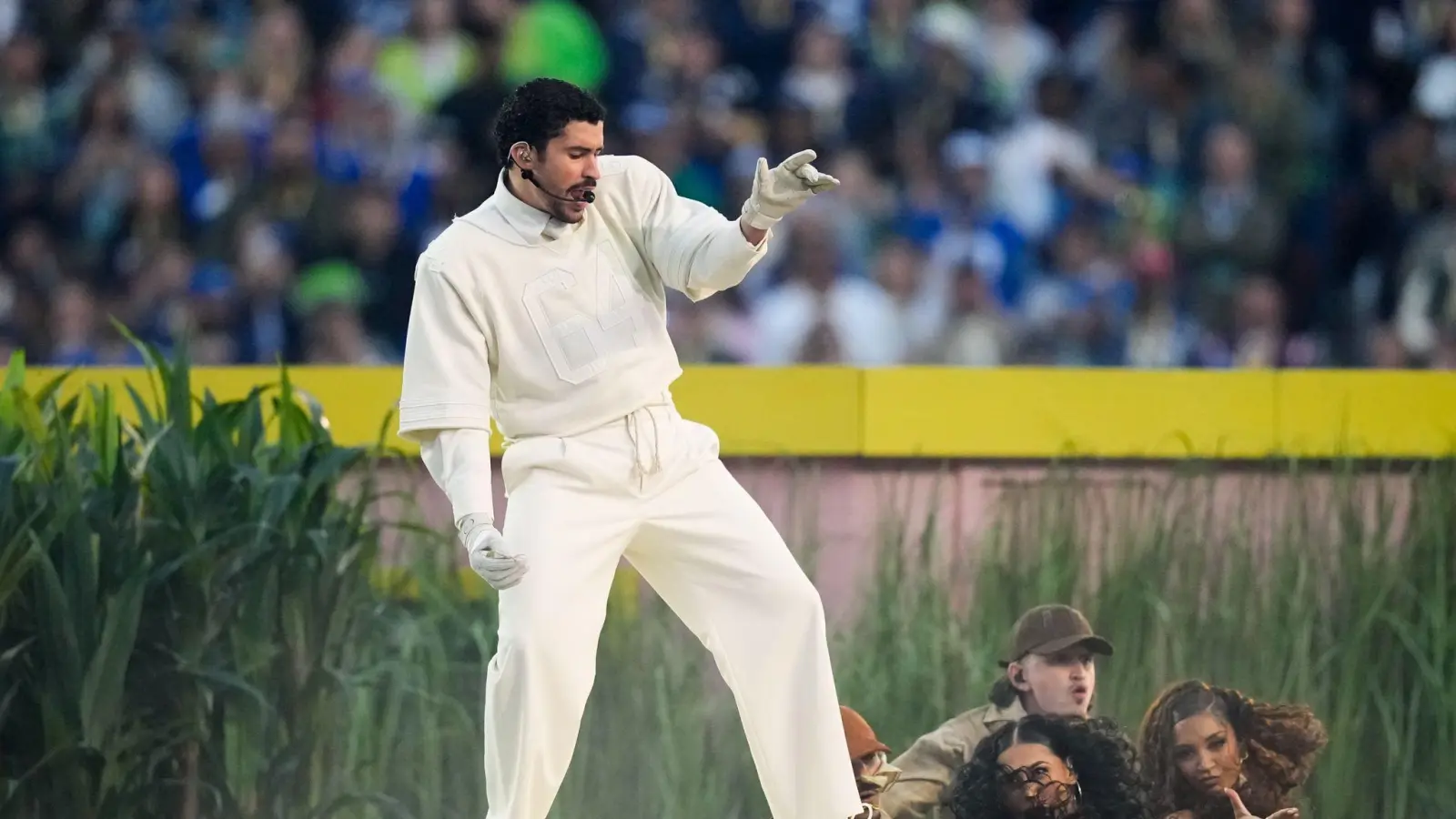 Der puerto-ricanische Künstler Bad Bunny hat eine spektakuläre Halbzeit-Show beim Superbowl in Santa Clara hingelegt.  (Bild: Julio Cortez/AP/dpa)