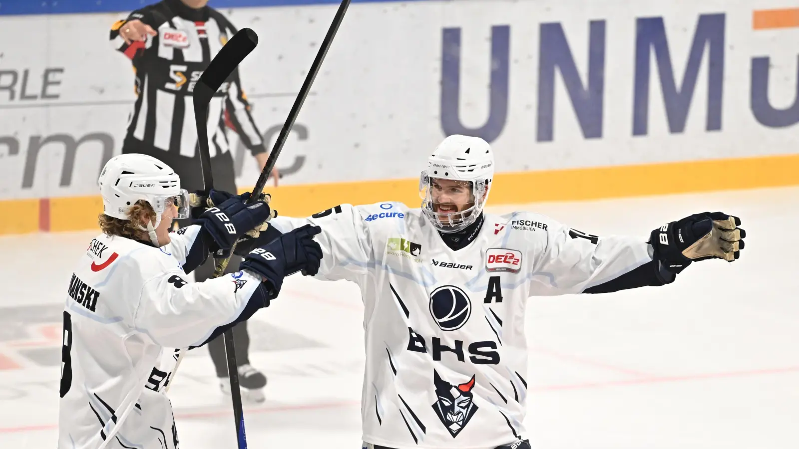 Torschützen unter sich: Neal Samanski (links) und Fabian Voit bejubeln den Treffer der Blue Devils Weiden zum 4:0 beim EHC Freiburg. (Bild: Achim Keller)