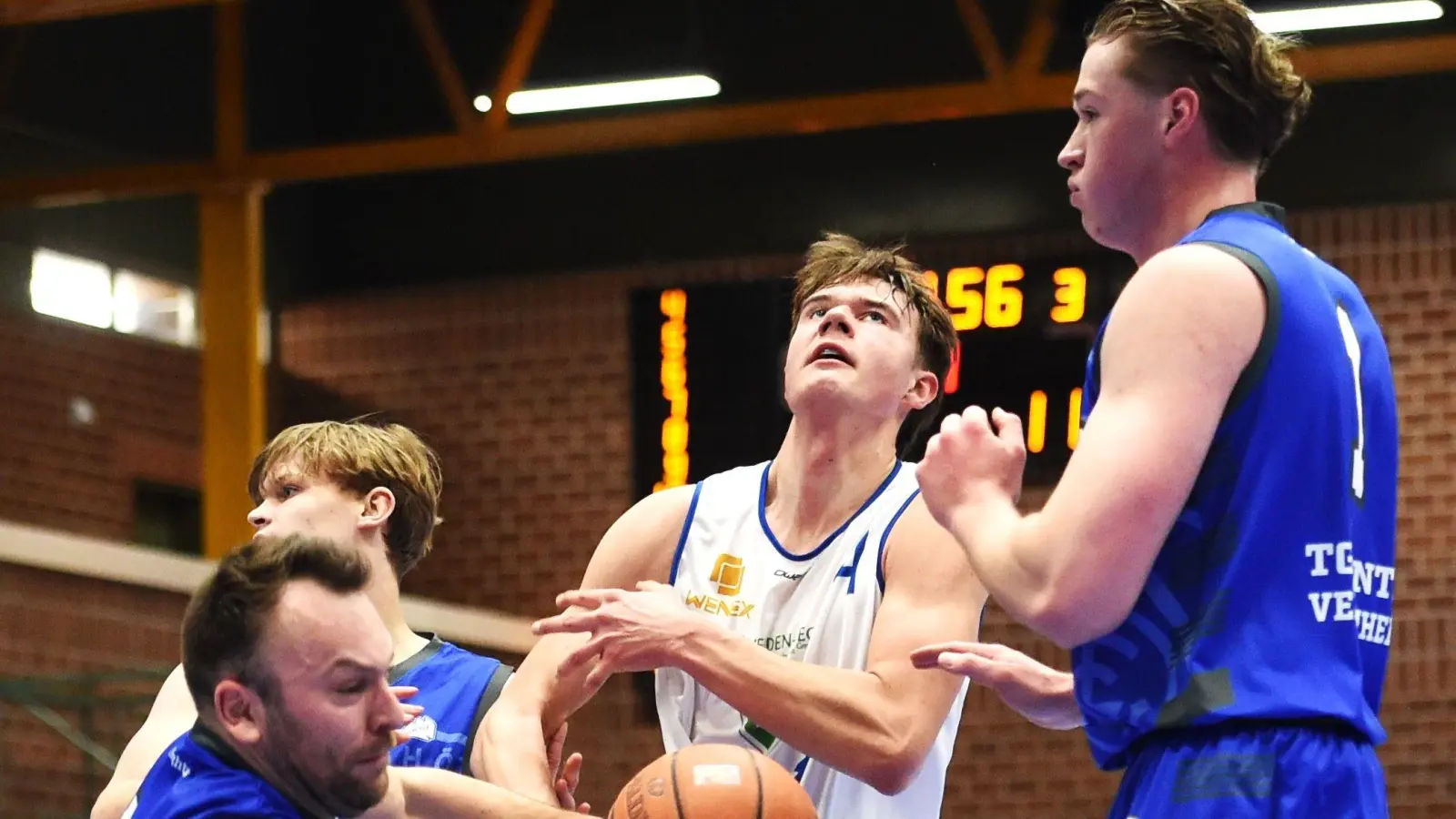 Für den Weidener René Deinlein (Mitte) gab es in dieser Szene nur schwer ein Durchkommen. Am Ende siegten die Gastgeber gegen Veitshöchheim II. (Bild: Büttner)