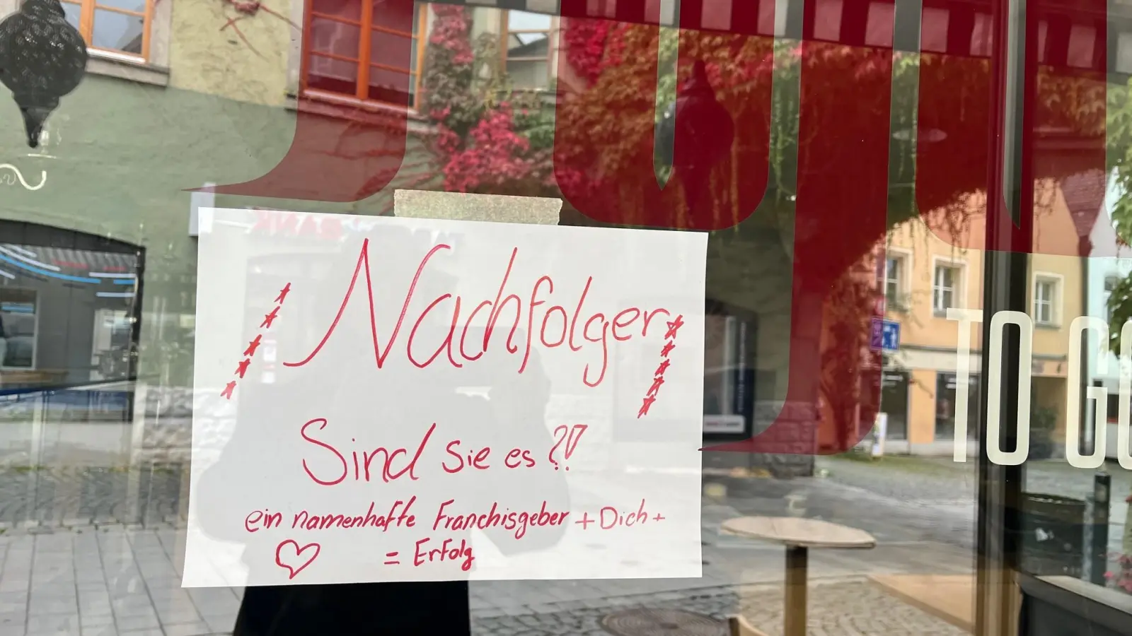 Für das Lokal am Oberen Tor in Weiden wird mit diesem Zettel im Schaufenster ein Nachfolger gesucht. (Bild: Gabi Schönberger)