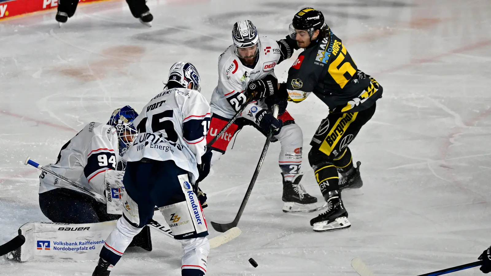 Goalie Marco Wölfl (von links), Fabian Voit und Dominik Müller von den Blue Devils Weiden haben alle Hände voll zu tun, um den Krefelder Maximilian Hops am Torschuss zu hindern. (Bild: Mathias M. Lehmann)