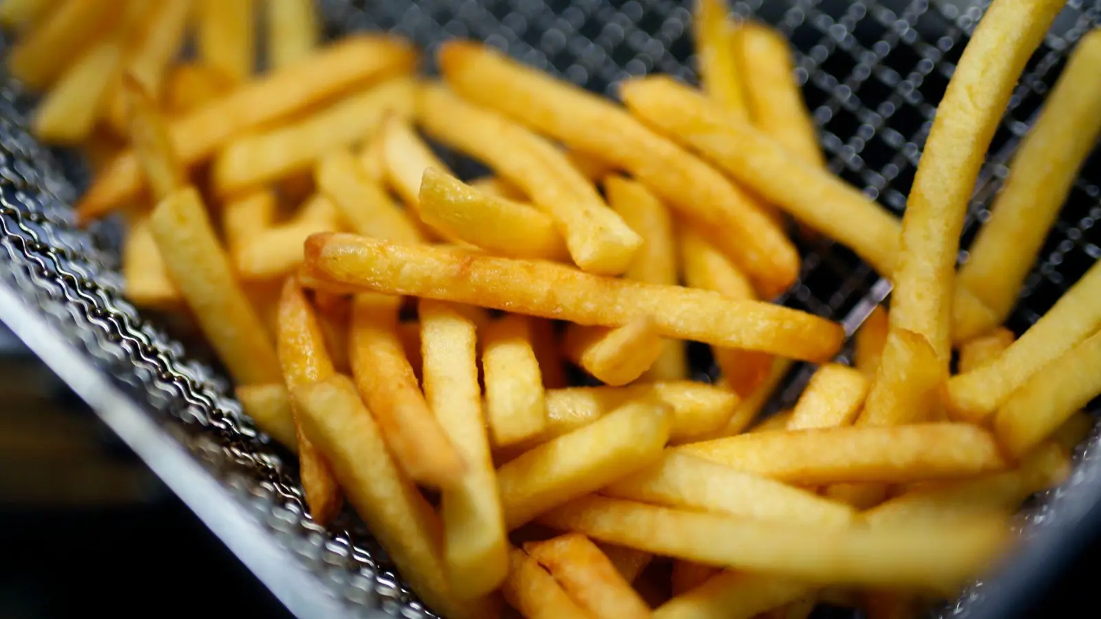 Fritten-Fans mögen es schon geahnt haben. Häufig Pommes auf dem Teller zu haben, ist der Gesundheit nicht sonderlich zuträglich.  (Bild: Ina Fassbender/dpa/dpa-tmn)