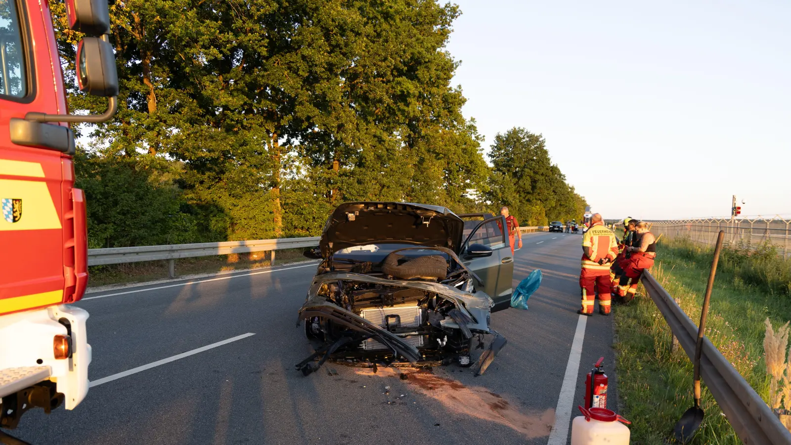 Ein schwerer Verkehrsunfall auf der B 299 bei Grafenwöhr endete glimpflich.  (Bild: Roland Wellenhöfer)
