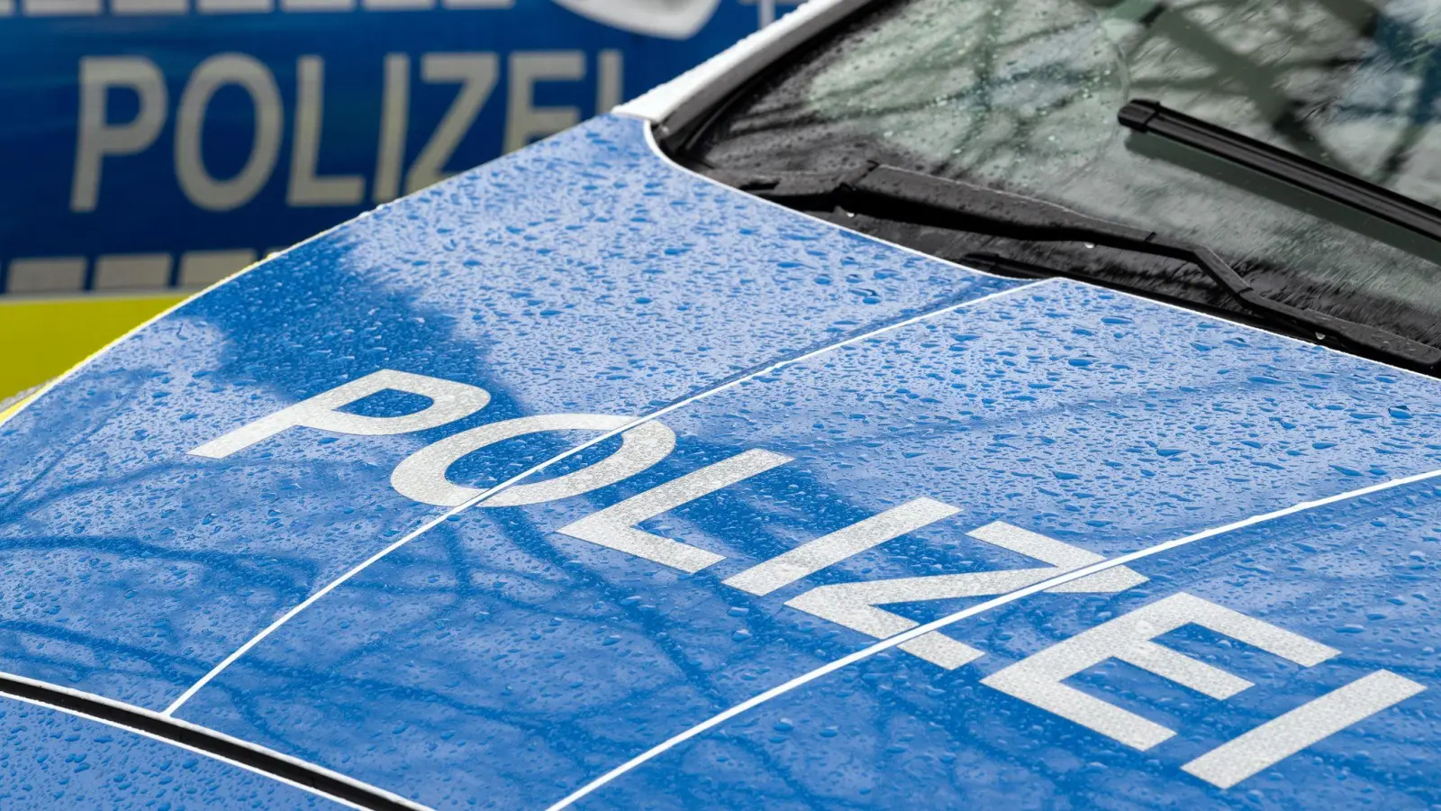 In der Kettelerstraße wurde ein Pkw beschädigt.  (Symbolbild: Marijan Murat/dpa)