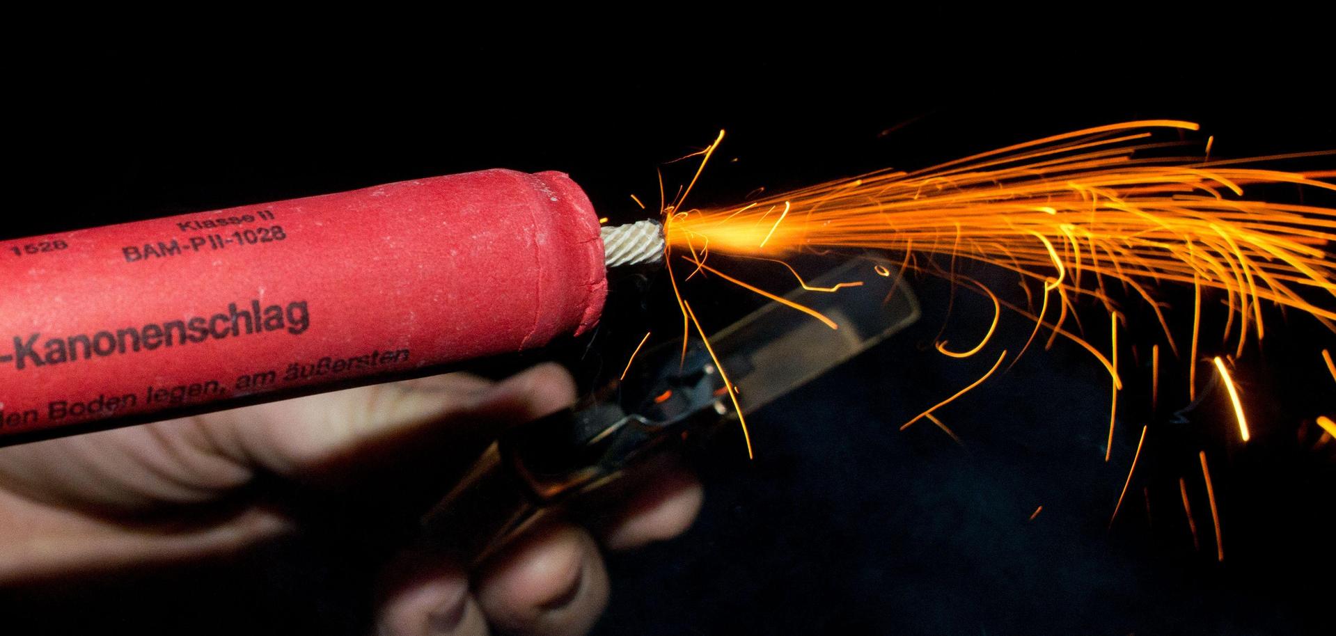 Die Männer warfen Böller auf Autos. Die Polizei übergab die Soldaten der Militärpolizei. (Symbolbild: Patrick Pleul/dpa)