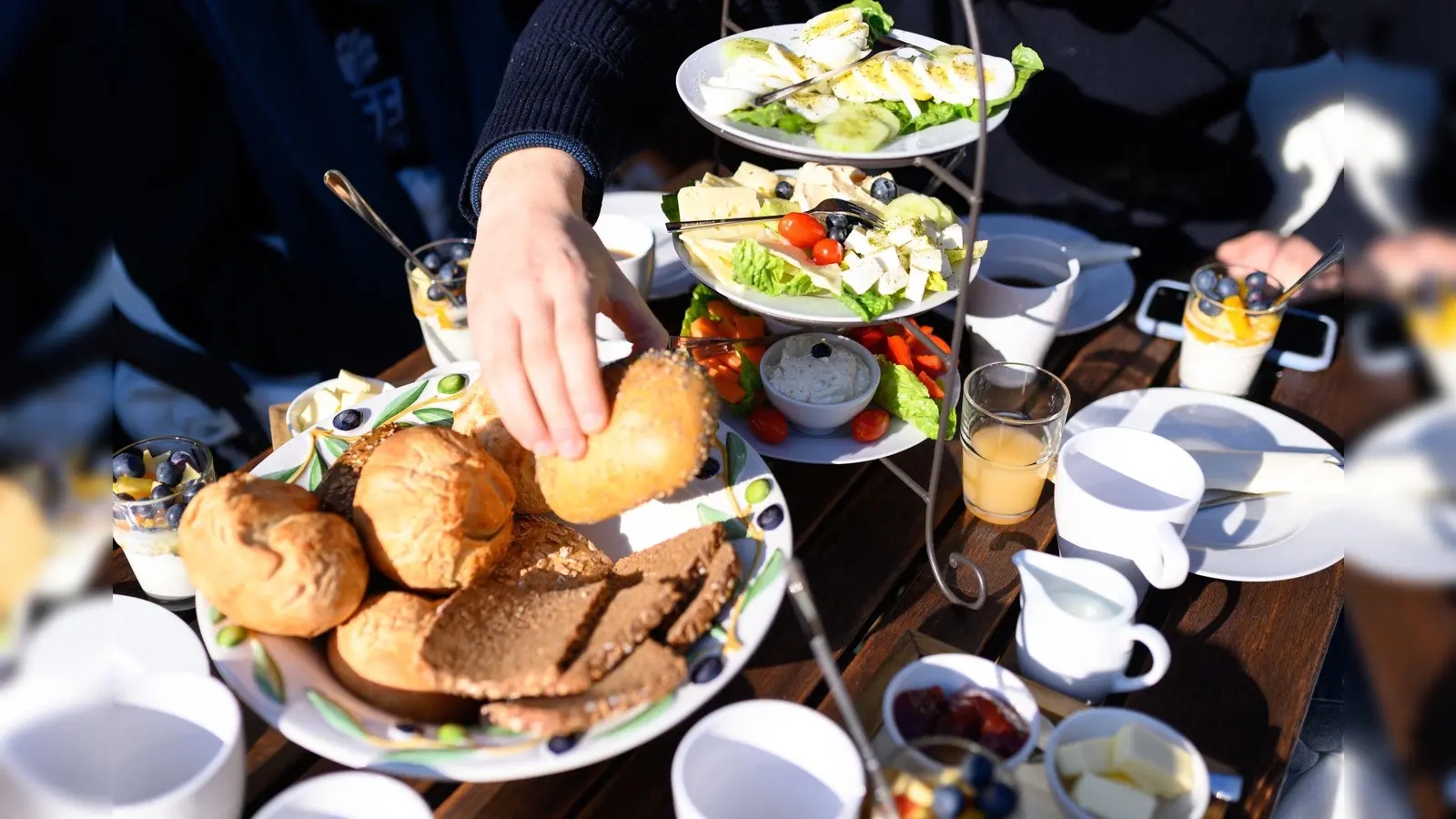 Diese Cafés in Weiden bieten euch einen perfekten Start in den Tag – mit einem leckeren Frühstück. (Symbolbild: Jonas Walzberg/dpa)
