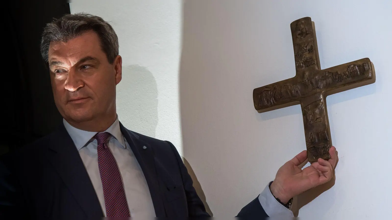 Markus Söder kämpfte 2018 für den bayerischen Kreuzerlass, wonach in jedem staatlichen Gebäude ein Kruzifix hängen soll. (Archivbild) (Bild: Peter Kneffel/dpa)