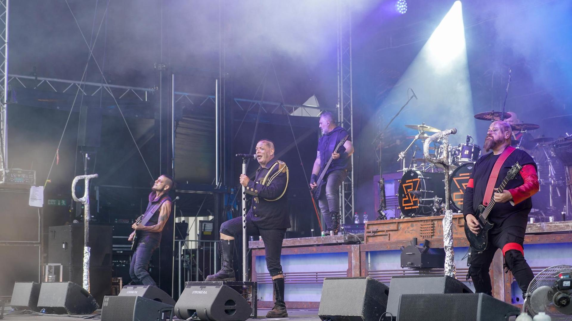 Die Rammstein-Coverband „Stahlzeit” heizt am dritten Tag des Campus Open Air dem Publikum ordentlich ein. (Bild: scm)