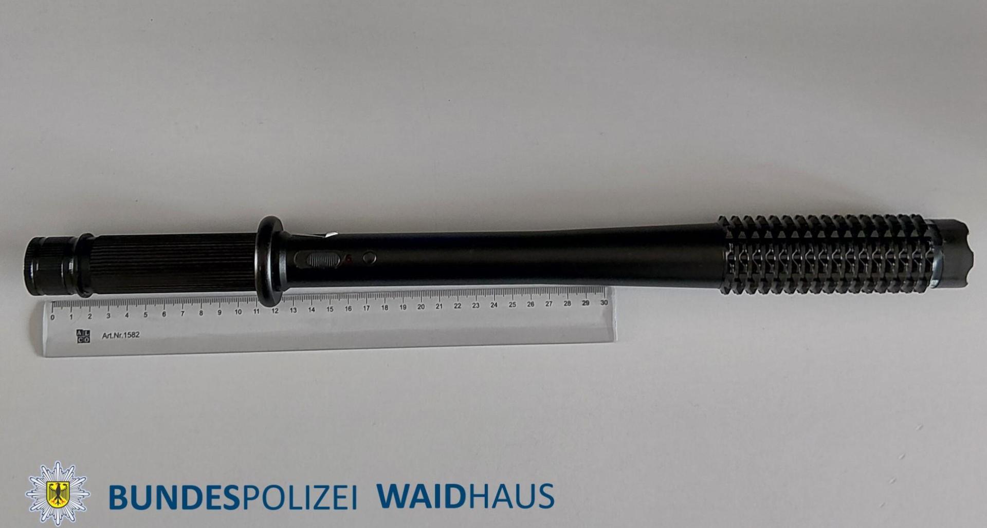 Diesen Schlagstock mit Elektroschocker stellte die Bundespolizei bei einem 36-Jährigen sicher, der über Waidhaus von Tschechien nach Deutschland eingereist war.  (Bild: Bundespolizei)