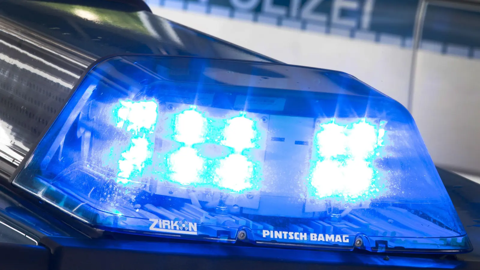 Die Polizei ermittelt wegen einer Fahrerflucht auf der Straße zwischen Falkenberg und Lengenfeld. (Bild: Friso Gentsch/dpa)