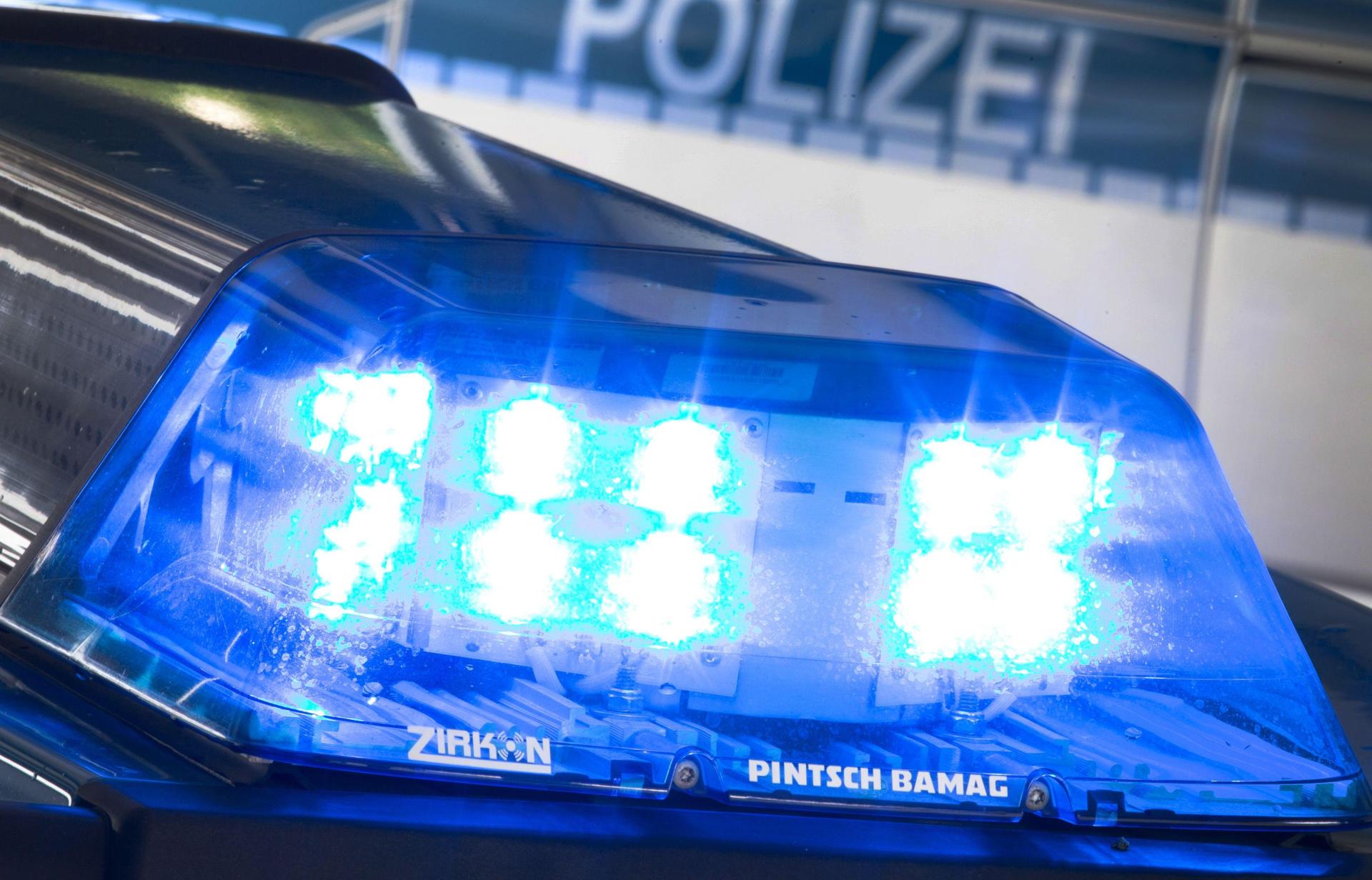 In Altenstadt/WN kam es zu einem Zusammenstoß zweier Fahrzeuge beim Rückwärtsausparken. (Symbolbild: Friso Gentsch/dpa)