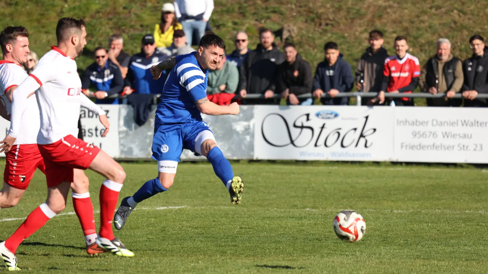 Cengiz Izmire (rechts, Szene aus der Partie in Trabitz) und der SV 08 Auerbach empfangen am Sonntag den TSV Eslarn. (Bild: Dieter Jäschke)
