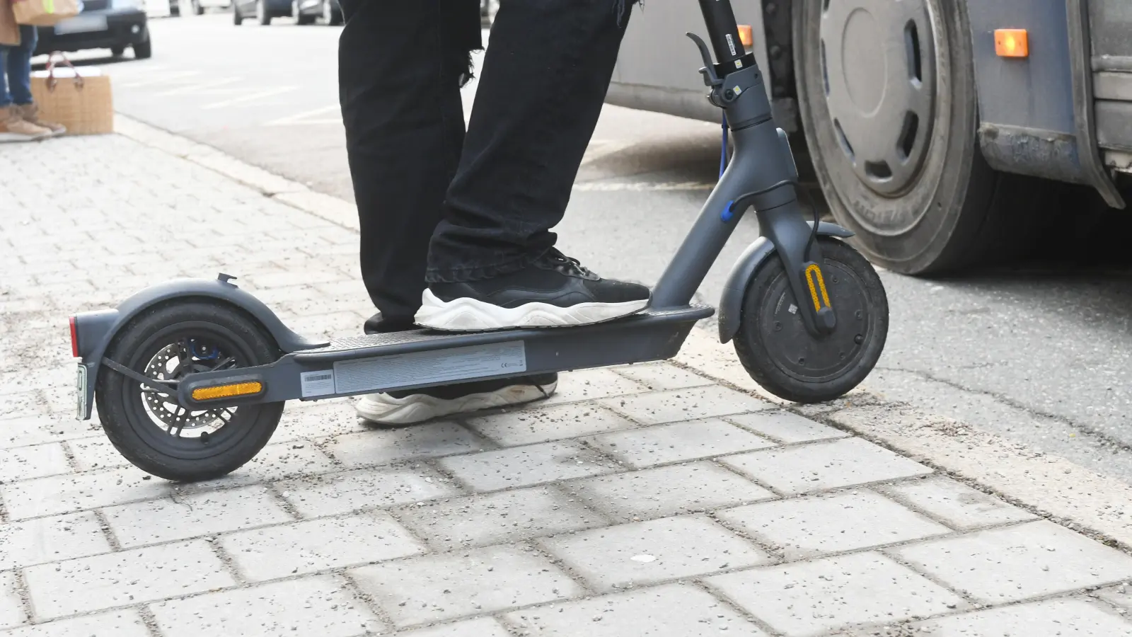 Ein E-Scooter-Fahrer wurde bei einem Unfall leicht verletzt. (Bild: Gabi Schönberger)