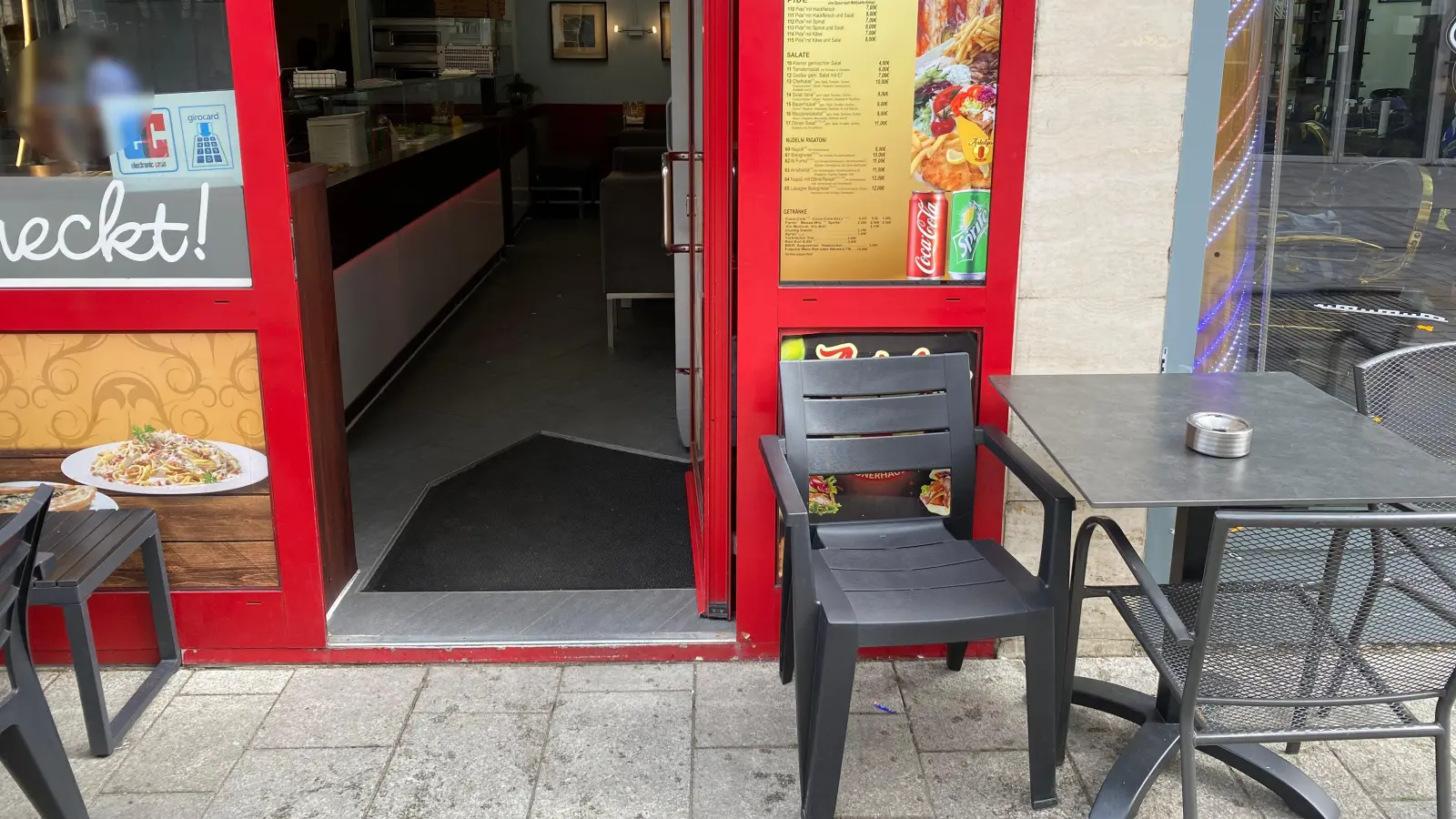 Der Verdächtige fuhr laut Angaben der Ermittler in diesen Freisitz einer Dönerbude in Schwandorf. Am Tisch rechts sollen die drei Männer gesessen haben, die leicht verletzt wurden. (Archivbild: sbö)