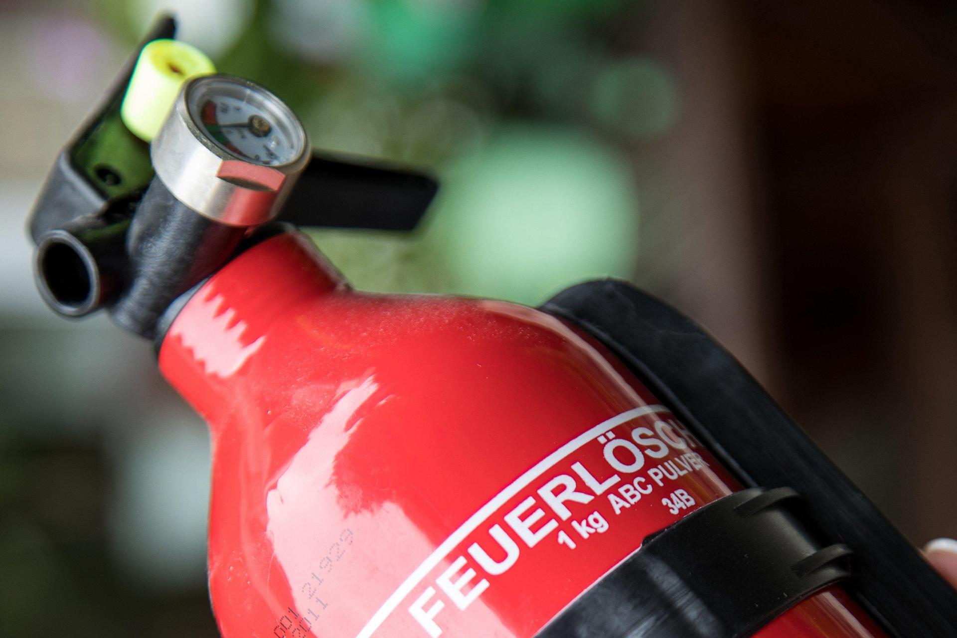 Ein Anwohner hat in Weiden brennende Thujen in einem Innenhof mit einem Feuerlöscher gelöscht und so Schlimmeres verhindert. (Symbolbild: Christin Klose)