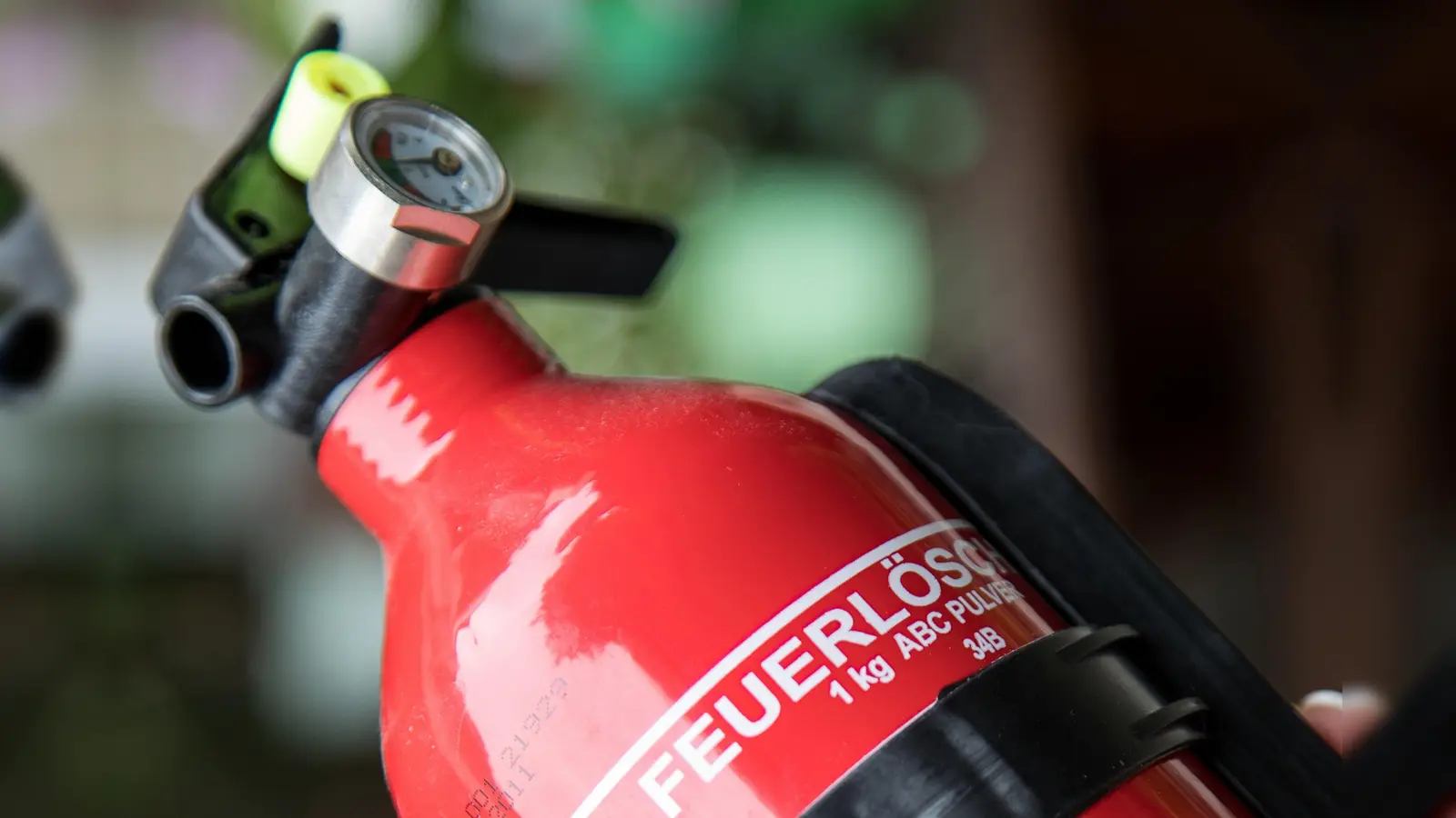 Ein Anwohner hat in Weiden brennende Thujen in einem Innenhof mit einem Feuerlöscher gelöscht und so Schlimmeres verhindert. (Symbolbild: Christin Klose)