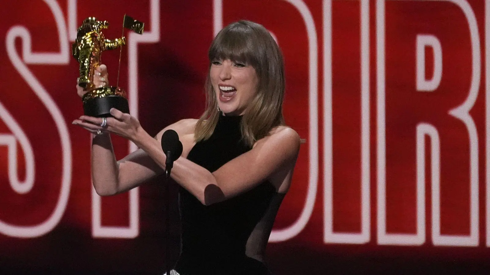 Taylor Swift freut sich über drei VMA-Preise.  (Bild: Chris Pizzello/Invision/AP/dpa)