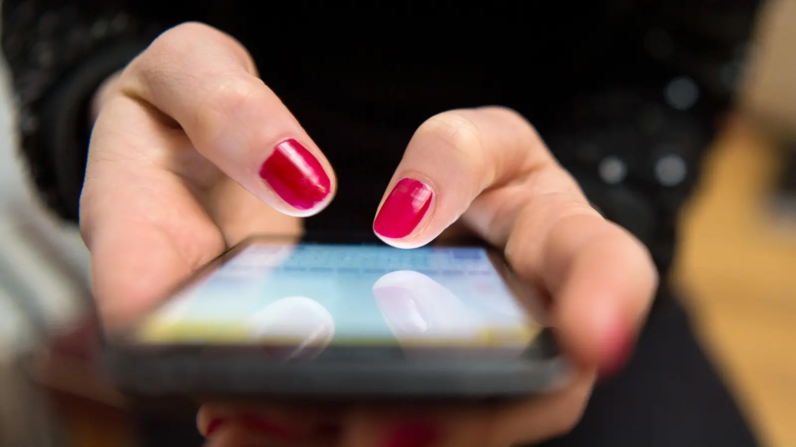 Eine 27-jährige Frau aus Weiden ortet ihr gestohlenes Mobiltelefon und die Polizei stellt es sicher. (Symbolbild: Sebastian Gollnow/dpa)