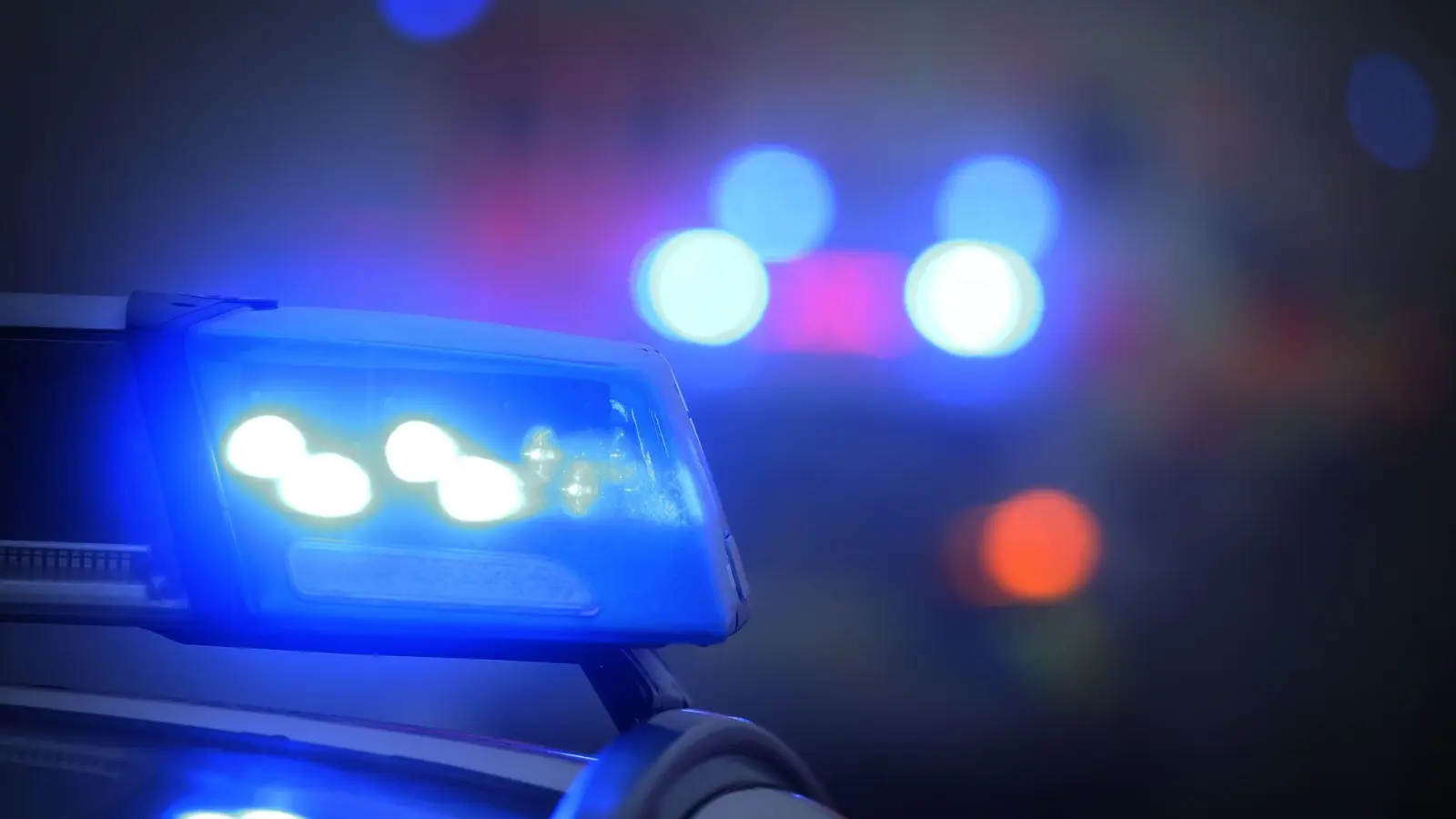 Bei einem Dartspiel in Weiden hat ein 45-Jähriger einen 41-Jährigen geschlagen. Verletzt wurde auch ein 34-Jähriger, der schlichten wollte.  (Symbolbild: Karl-Josef Hildenbrand/dpa)