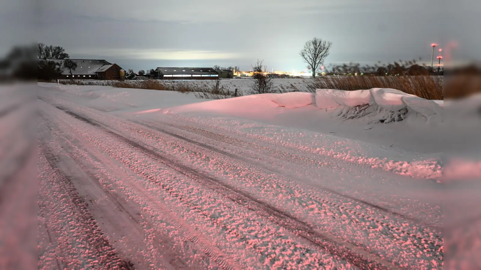 Ein Kleinbus mit elf Schülern ist bei Muglhof in eine Schneeverwehung geraten und steckengeblieben.  (Symbolbild: Lars Penning/dpa)