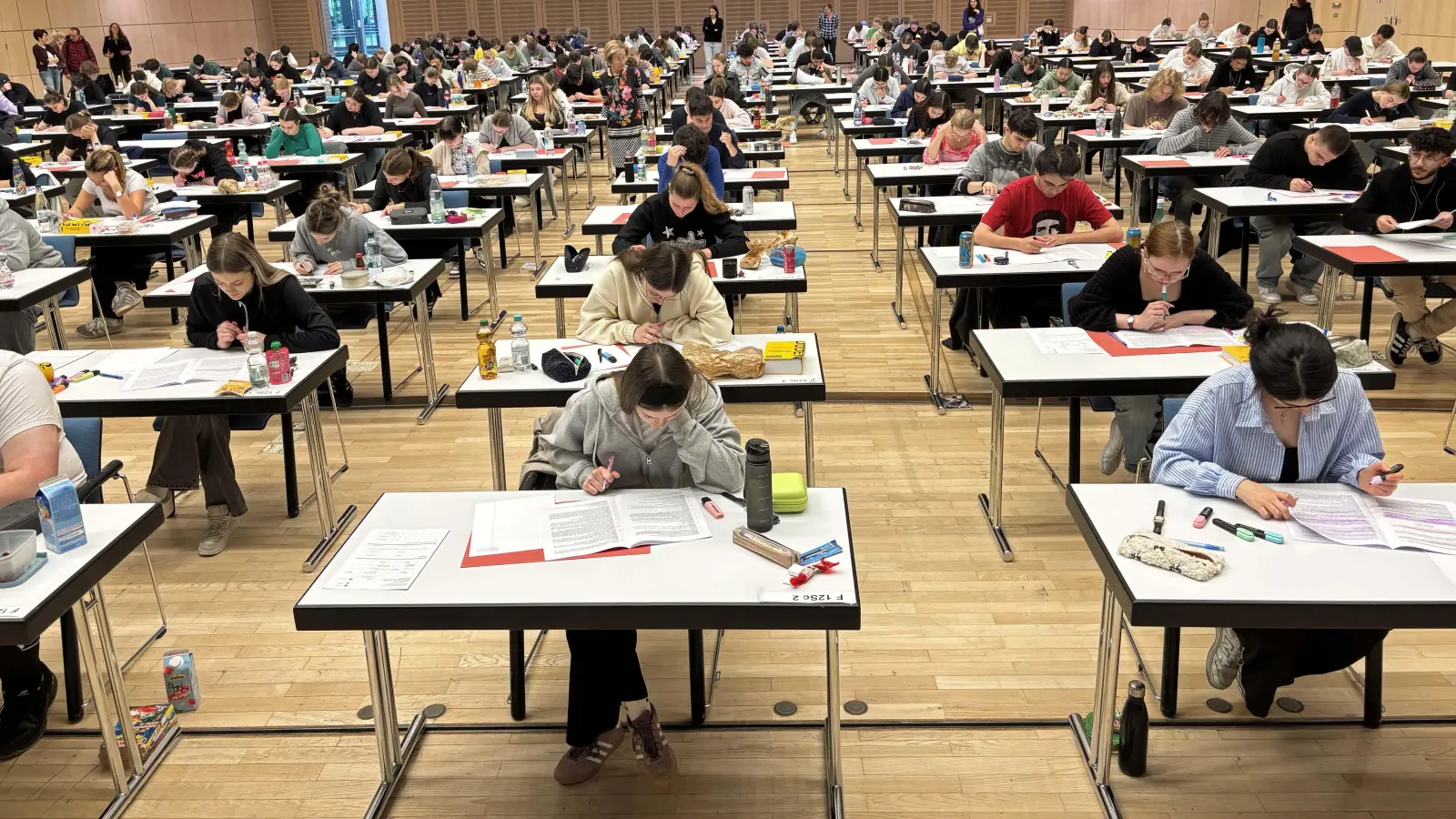 Die Abiturienten der FOS/BOS Weiden arbeiten derzeit intensiv an den Abituraufgaben in der Max-Reger-Halle. (Bild: swi)