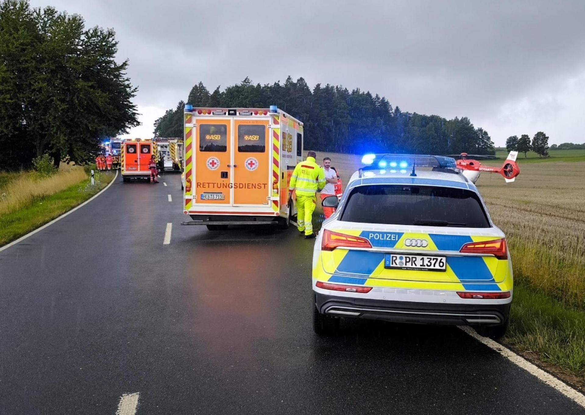 Zahlreiche Einsatzkräfte wurden am Dienstagnachmittag wegen eines Unfalls auf der NEW43/BT24 alarmiert. (Bild: jma)