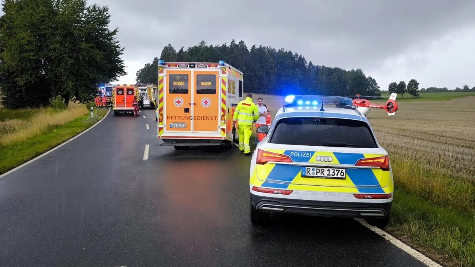 Zahlreiche Einsatzkräfte wurden am Dienstagnachmittag wegen eines Unfalls auf der NEW43/BT24 alarmiert. (Bild: jma)