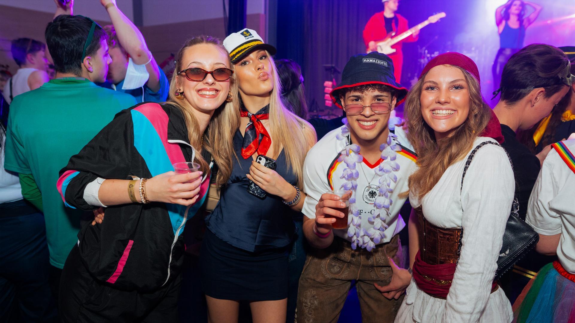 Am Sportlerball in Schirmitz gings mit Vollgas weiter im Faschingstreiben.  (Bild: Hannes Stock)
