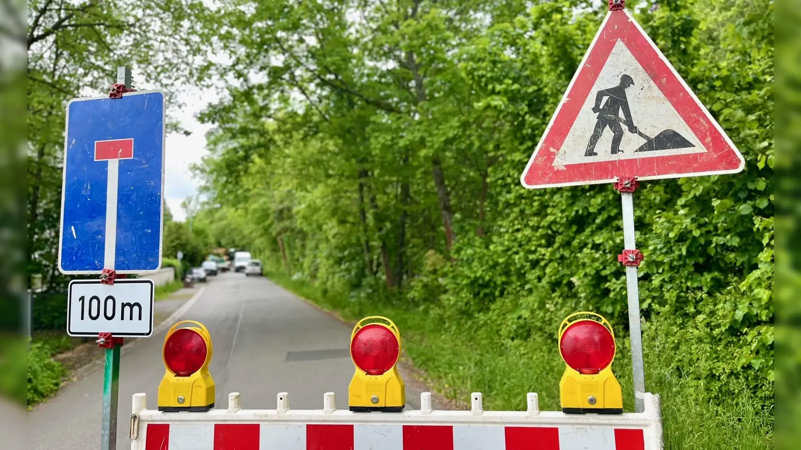 Die Straße zur DJK Weiden beim Flutkanal ist gesperrt.  (Bild: Gabi Schönberger)