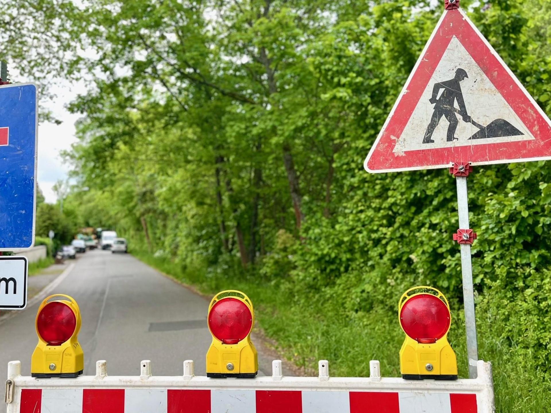 Die Straße zur DJK Weiden beim Flutkanal ist gesperrt.  (Bild: Gabi Schönberger)