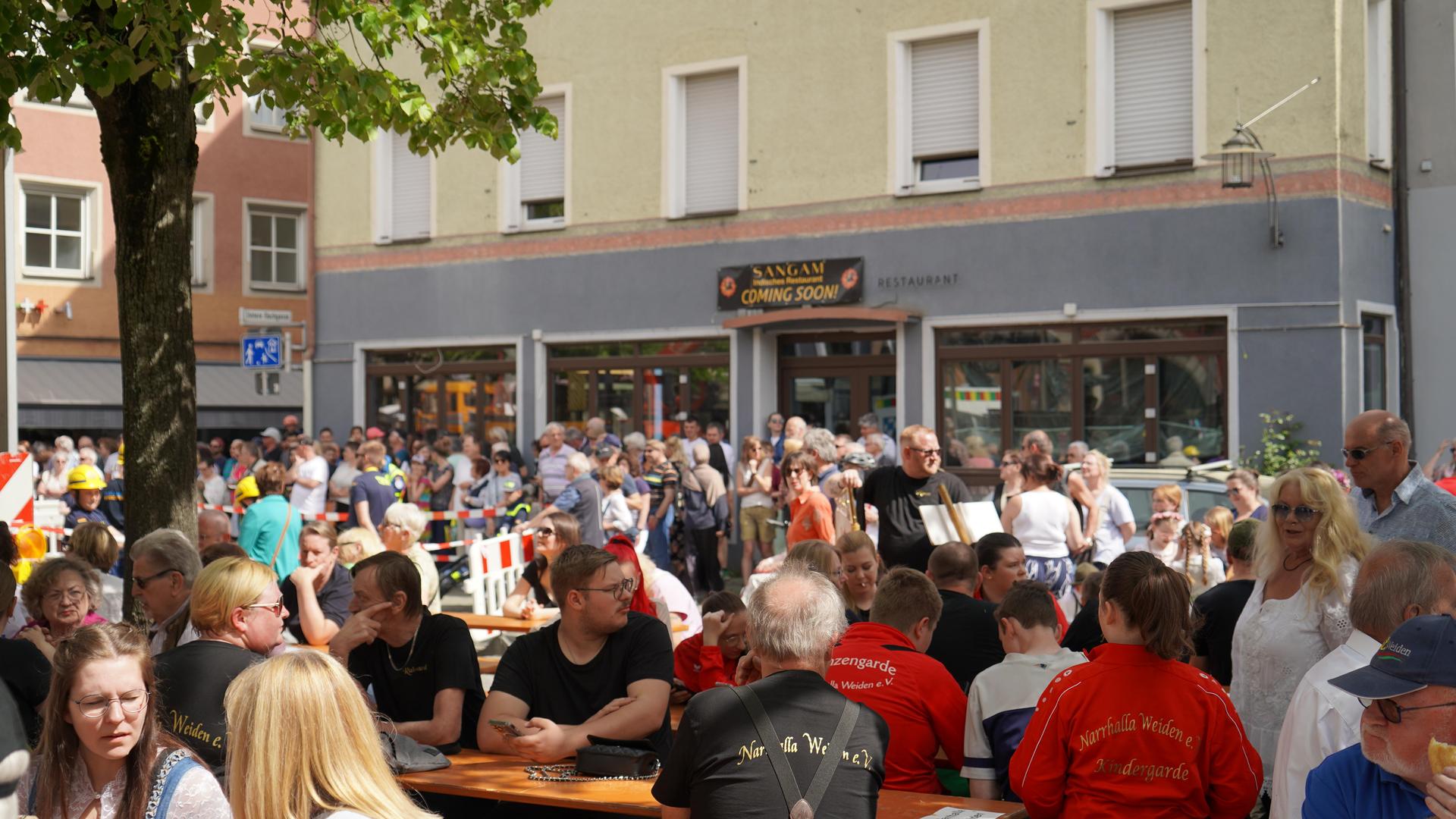 So war das Maibaumaufstellen in Weiden. (Bild: mcl)